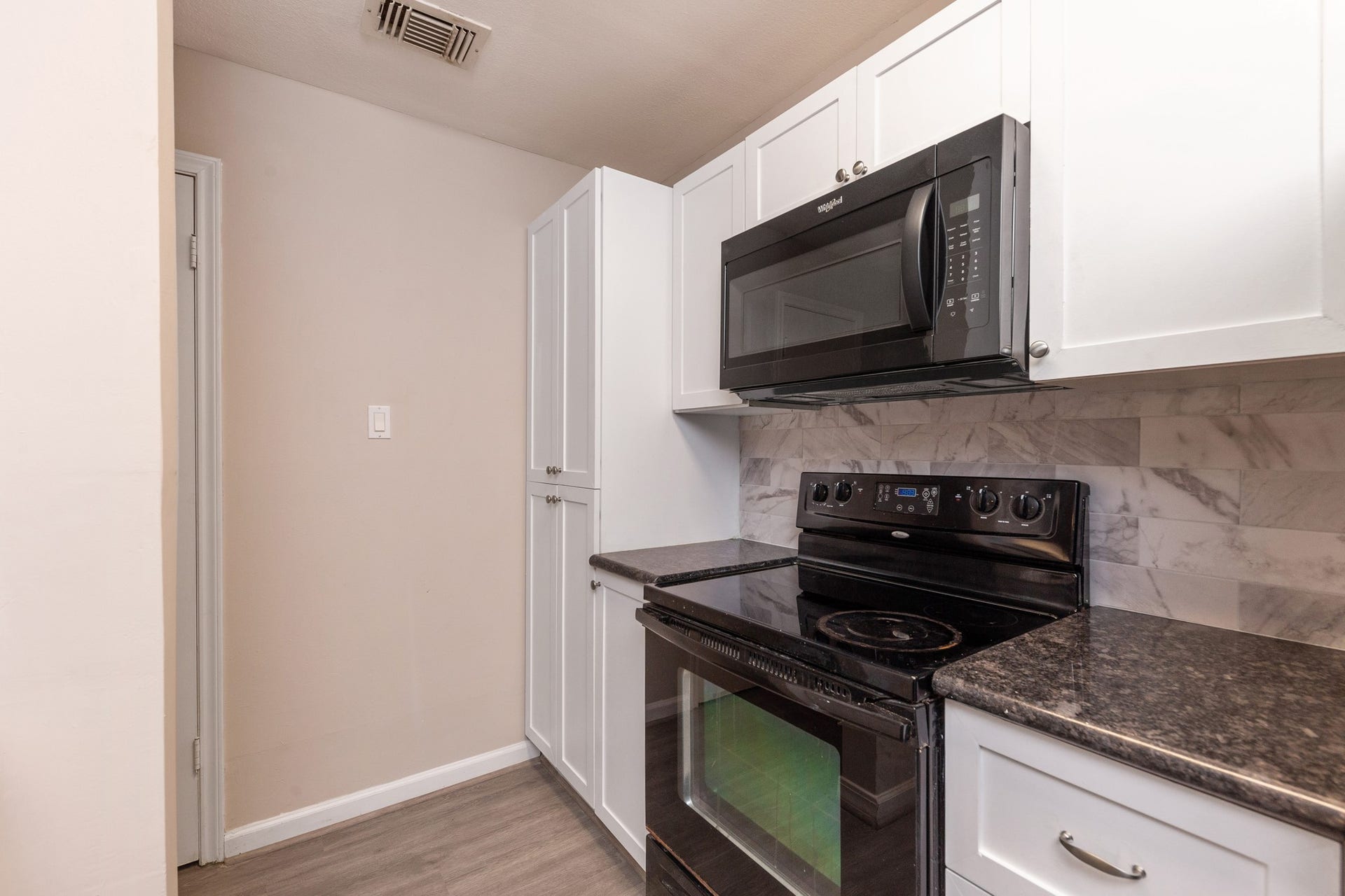 3500 Tangle Brush Drive, #132, The Woodlands, TX 77381 Look at that beautiful backsplash!