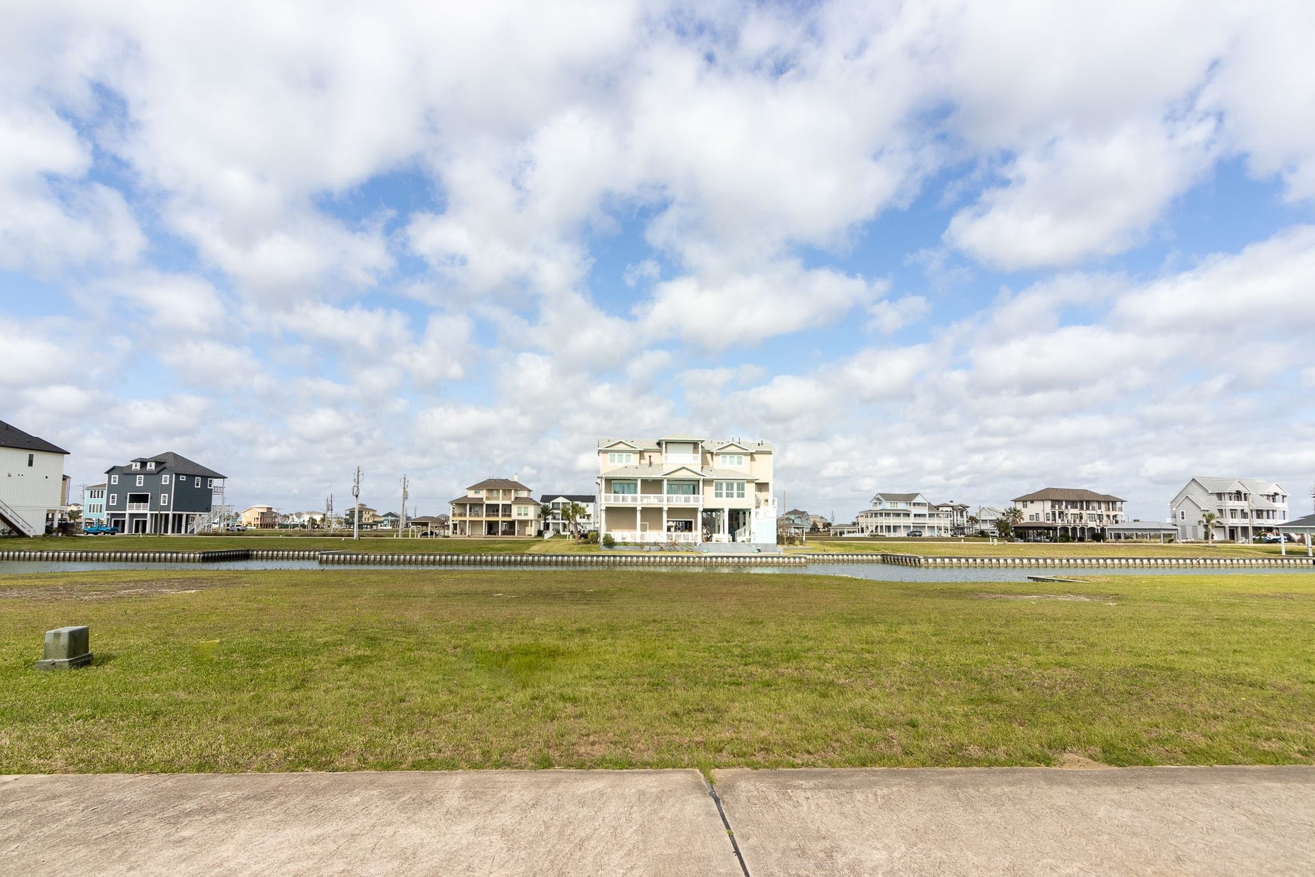 10 Sugarloaf, Hitchcock, TX 77563 Street view