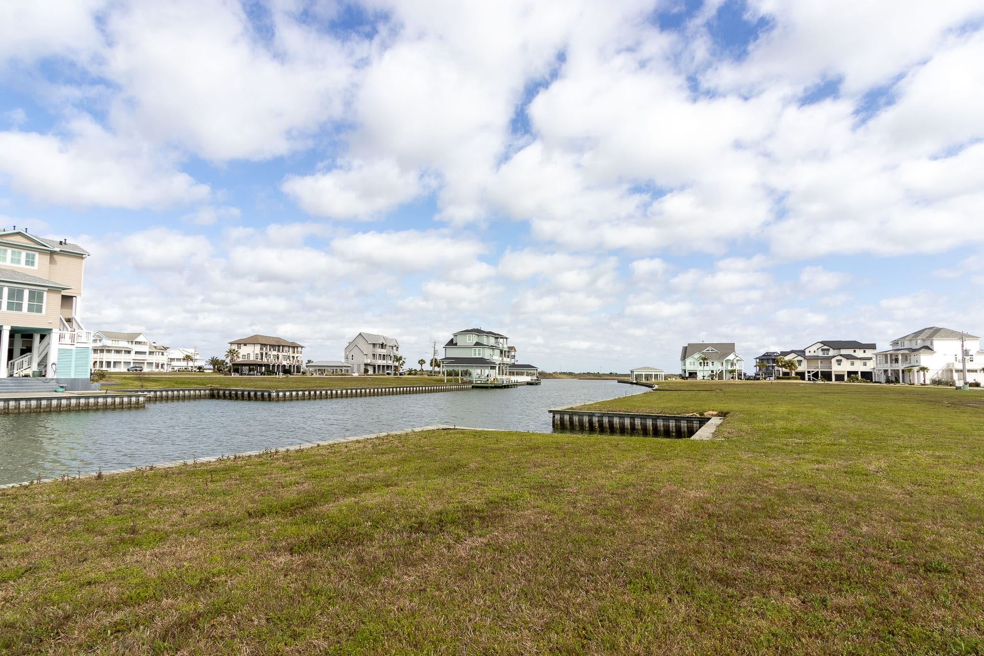 10 Sugarloaf, Hitchcock, TX 77563 Canal front