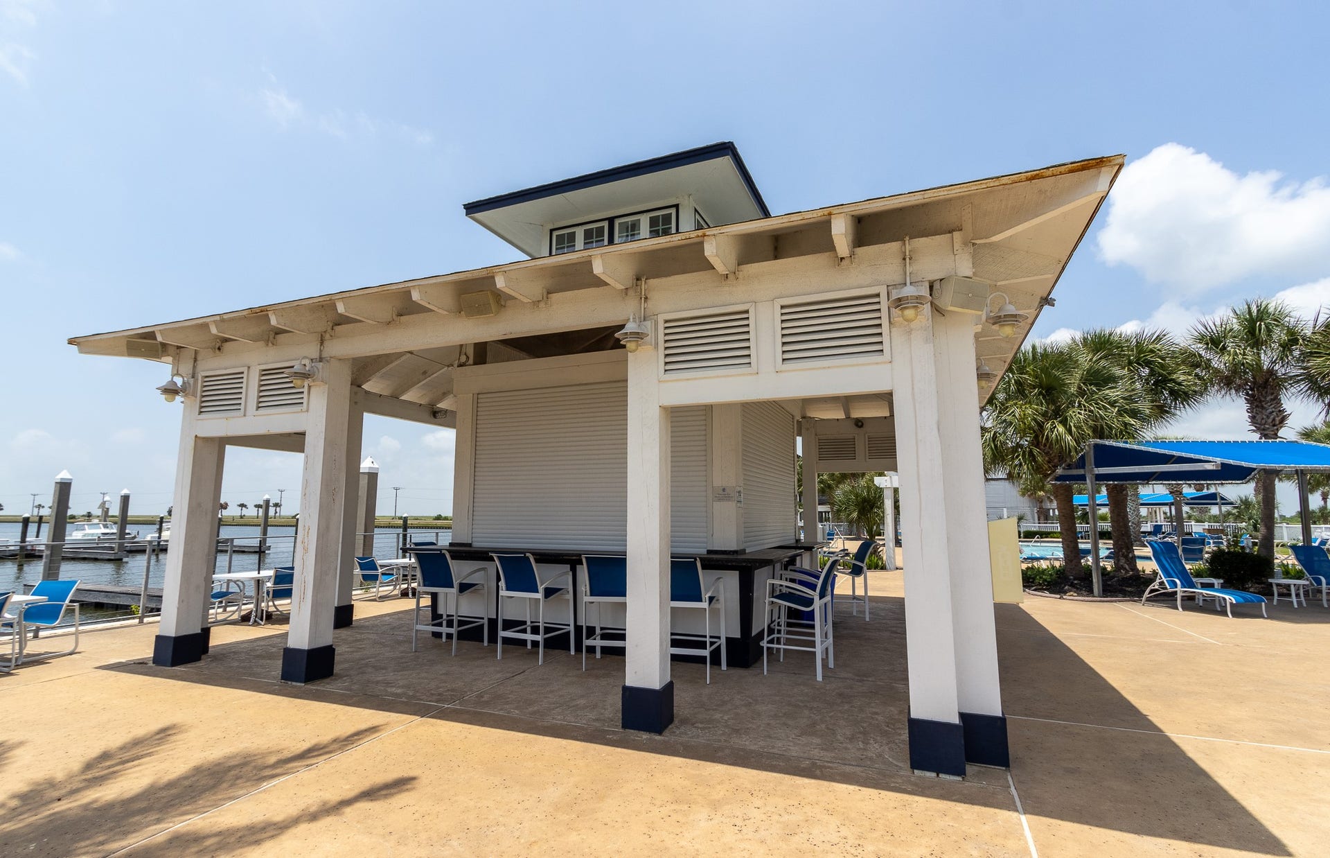 10 Sugarloaf, Hitchcock, TX 77563 Pool bar