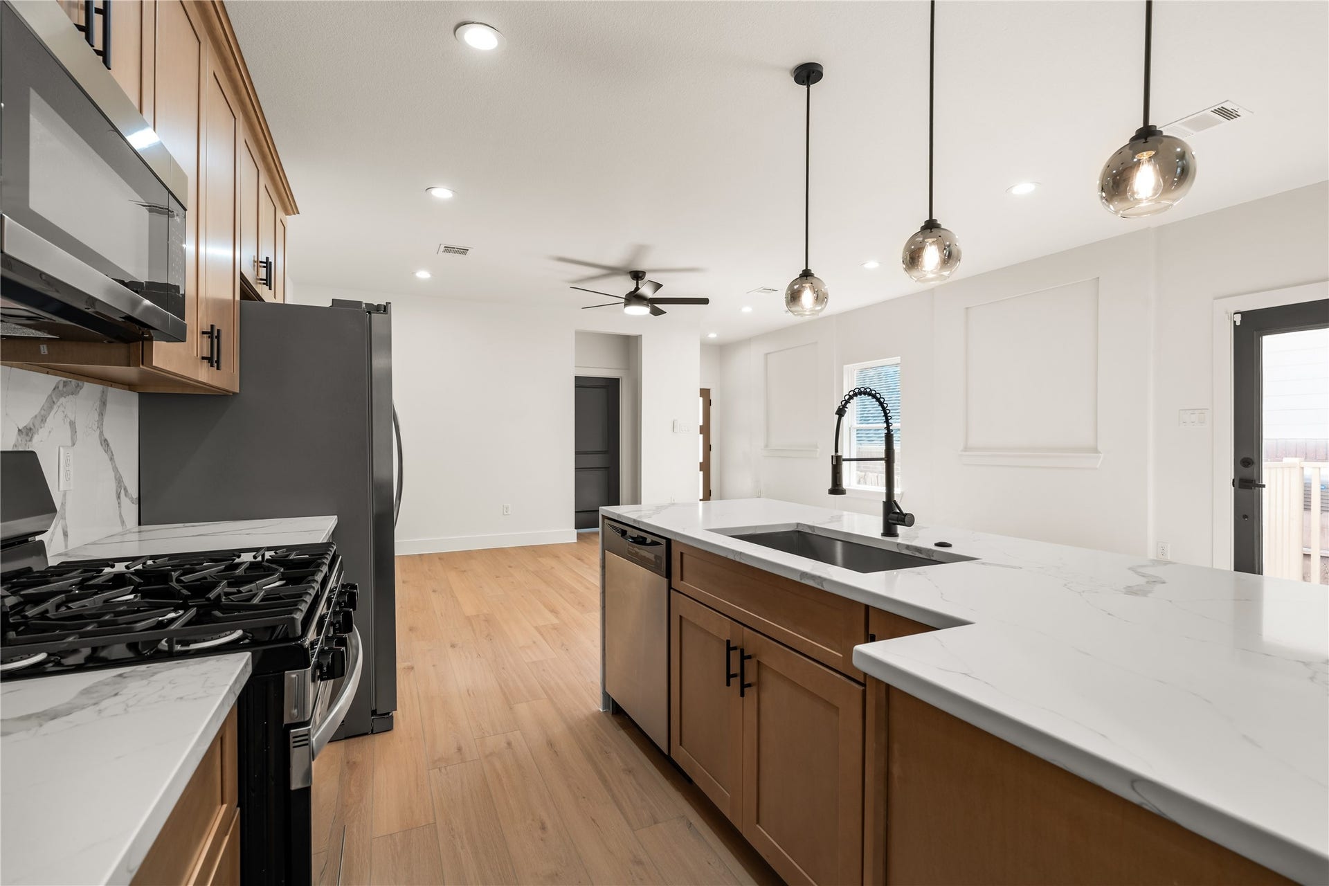 5321 Rue Street, Houston, TX 77033 Chef's vantage point commanding view across the main living zone and entryway, ideal for entertaining while cooking.