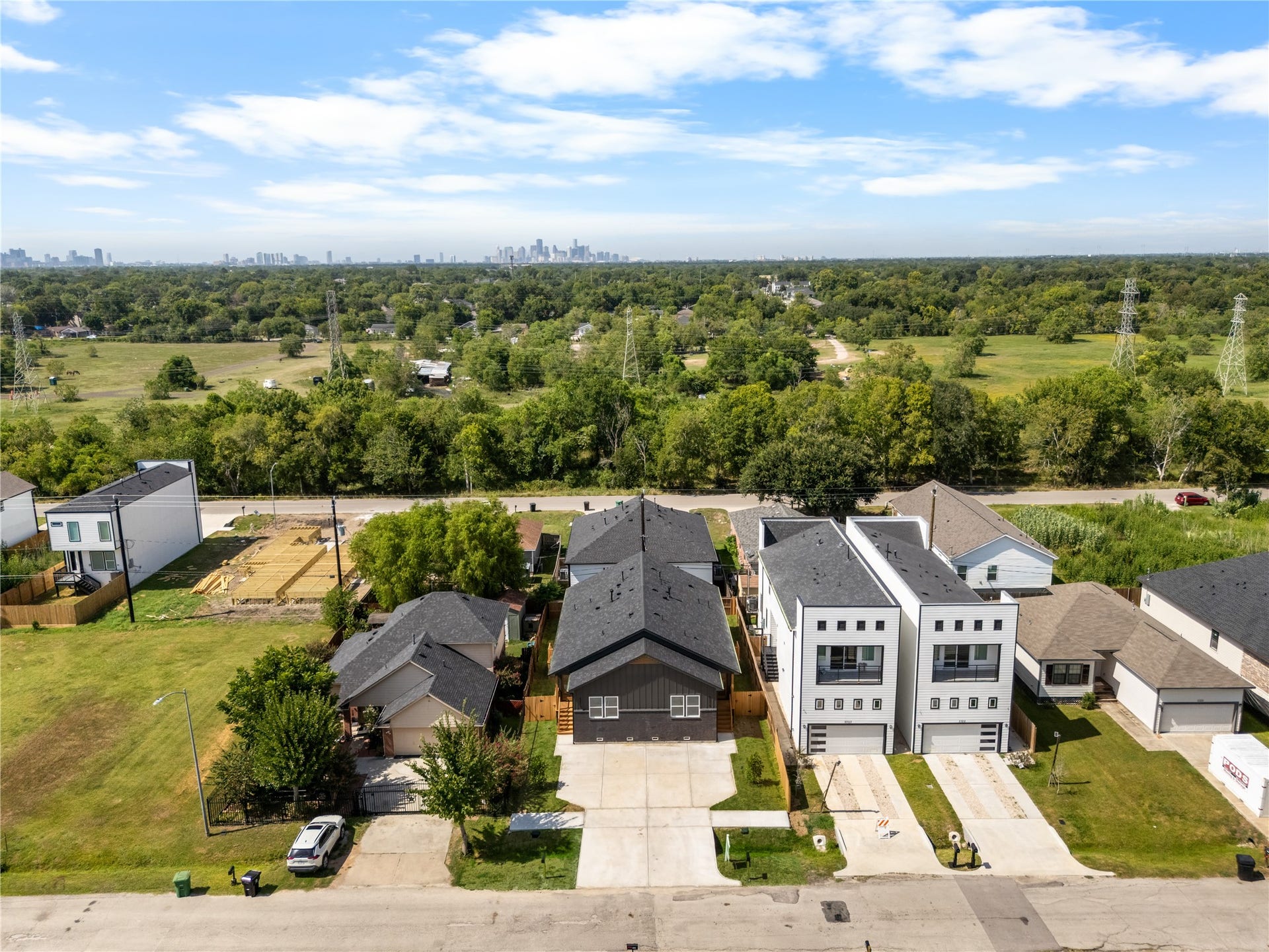 5321 Rue Street, Houston, TX 77033 Expansive neighborhood aerial nestled in a rapidly growing pocket with city skyline views just minutes away.