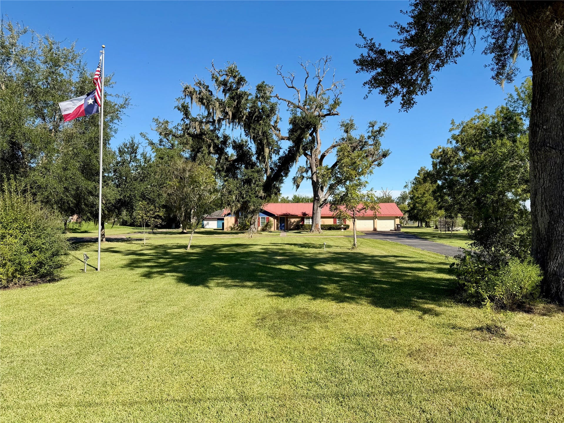 1231 County Road 201A, Angleton, TX 77515 1231 County Road 201A, Angleton, TX 77515