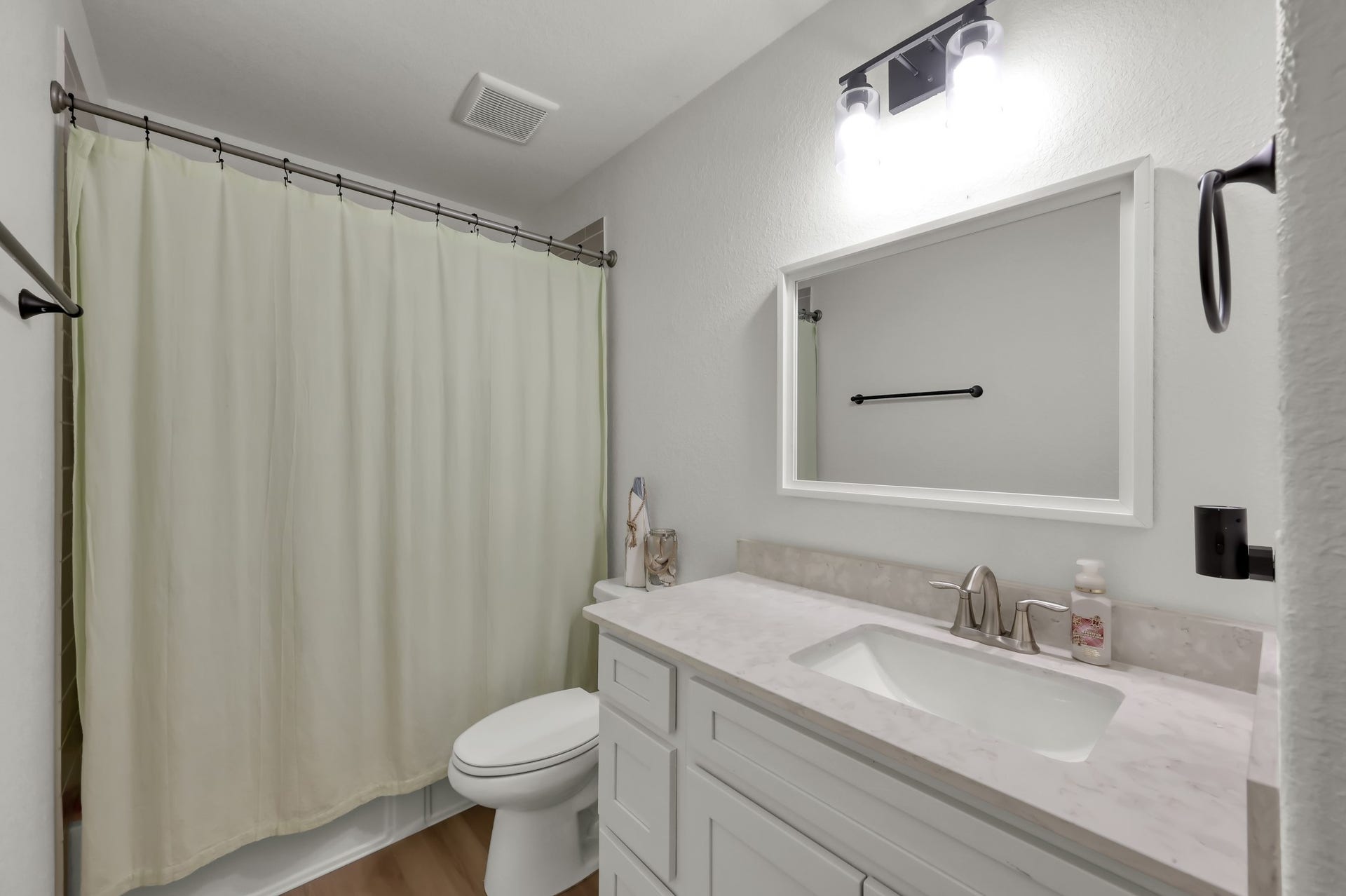 14626 Sterling Court, Willis, TX 77378 Full bathroom that is shared between two bedrooms.