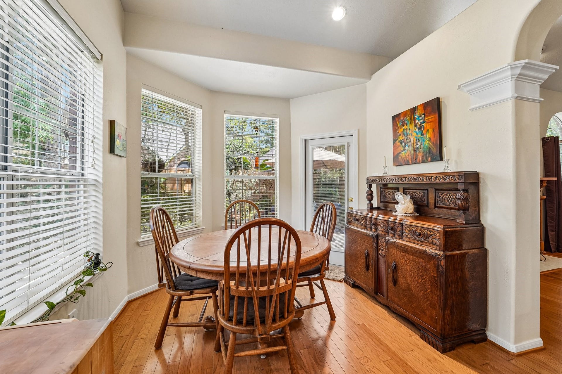 14 Serene Creek Place, The Woodlands, TX 77382 Bright and inviting breakfast area, located just off of the kitchen. Door leads to the back garden area.