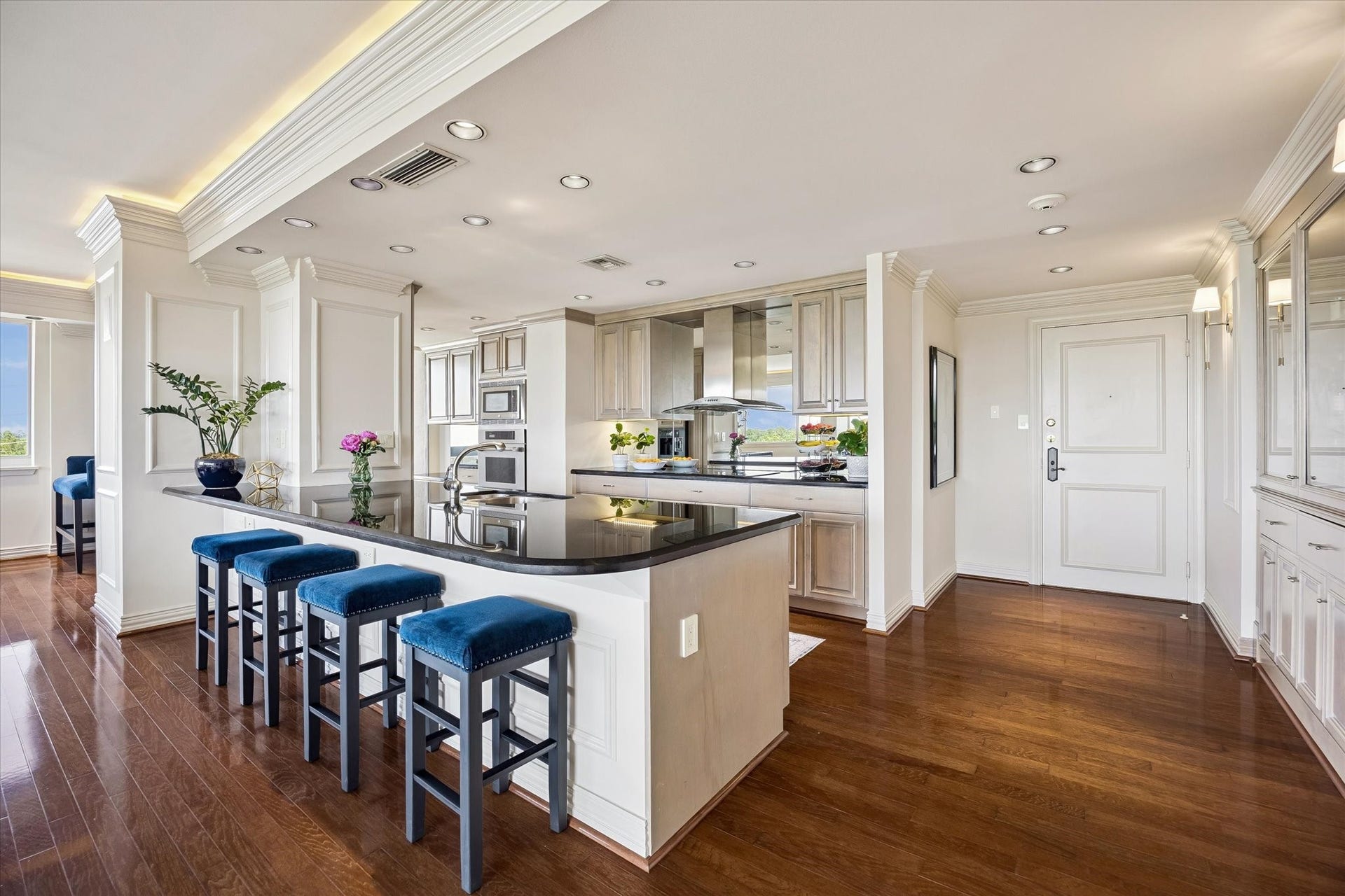 49 Briar Hollow Lane, #702, Houston, TX 77027 Updated kitchen with tons of storage and mirrored backsplash.