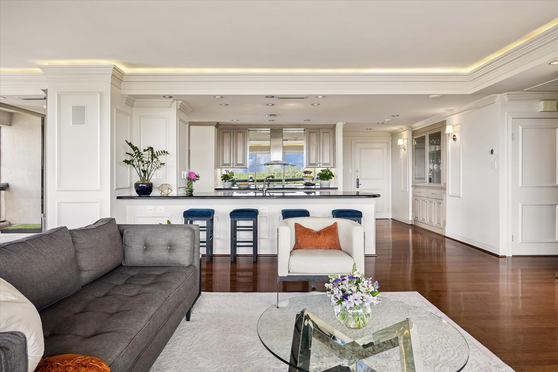 49 Briar Hollow Lane, #702, Houston, TX 77027 Breakfast bar opening to living and dining.