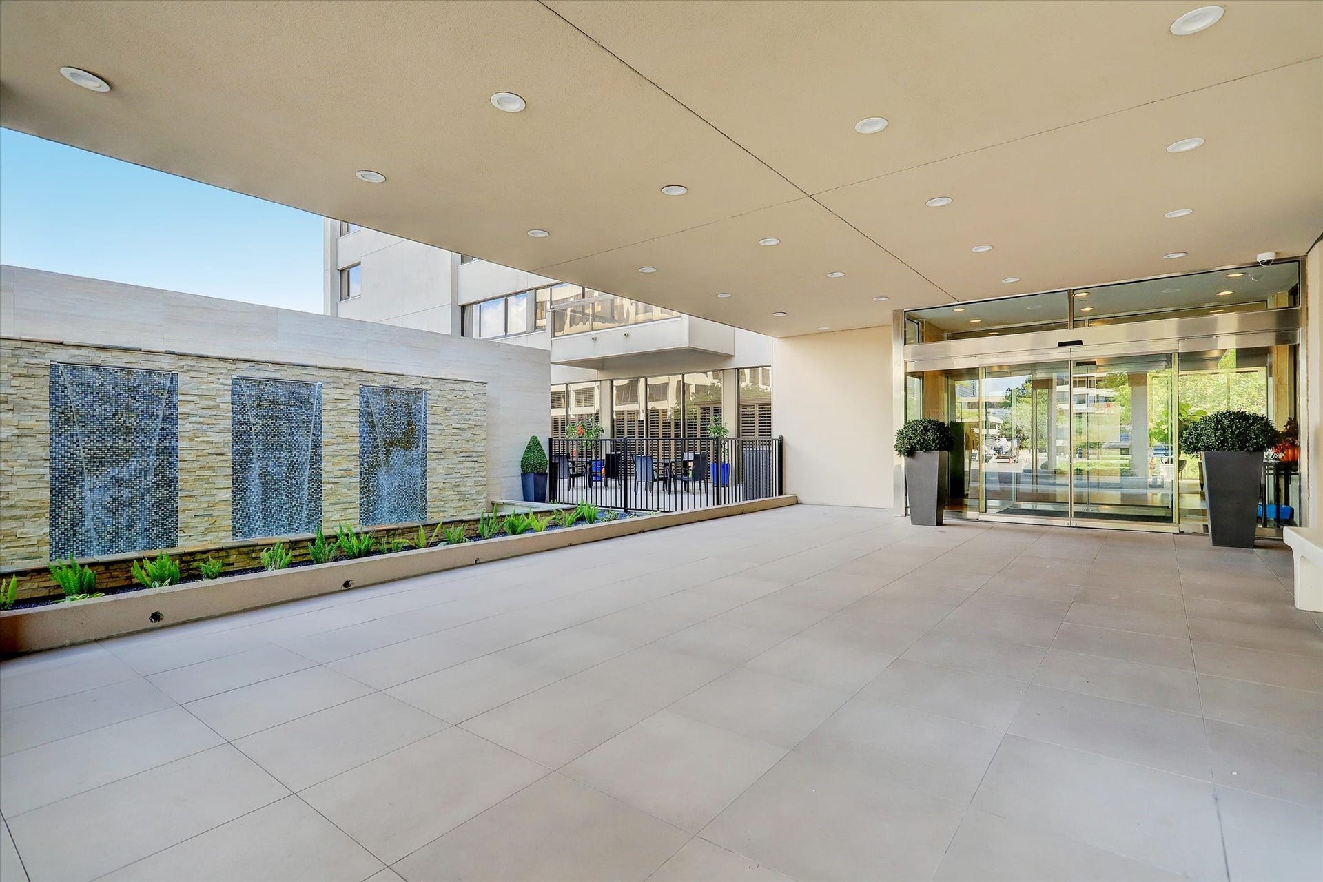 49 Briar Hollow Lane, #702, Houston, TX 77027 Covered entry to the main lobby and concierge.