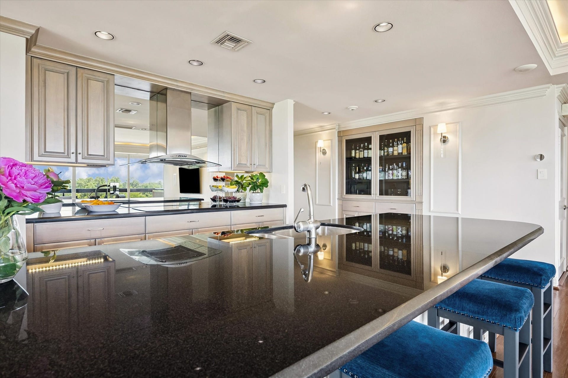 49 Briar Hollow Lane, #702, Houston, TX 77027 Spacious breakfast bar.