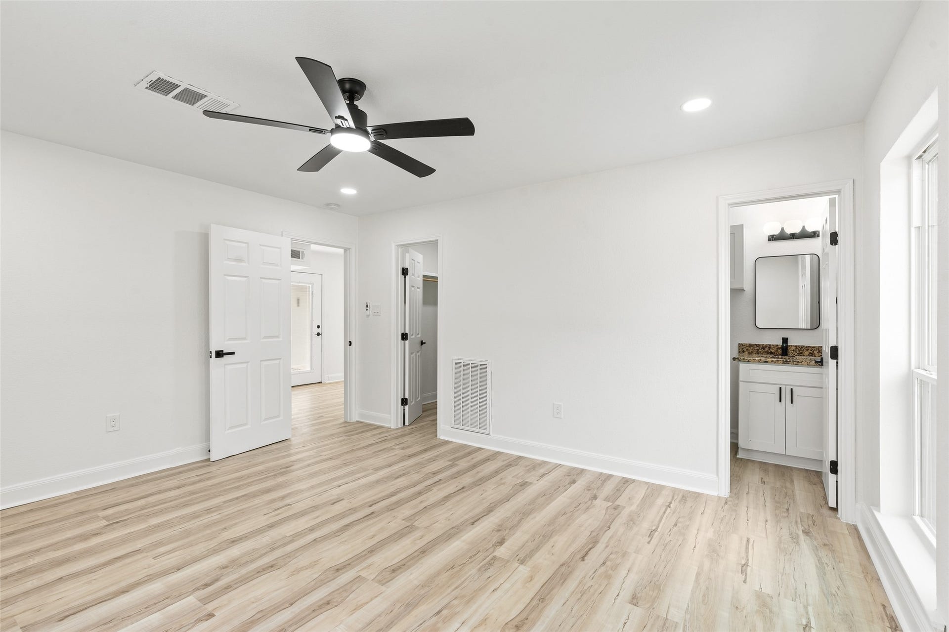 12217 Pine Lane, Dickinson, TX 77539 Bedroom with en-suite bathroom downstairs