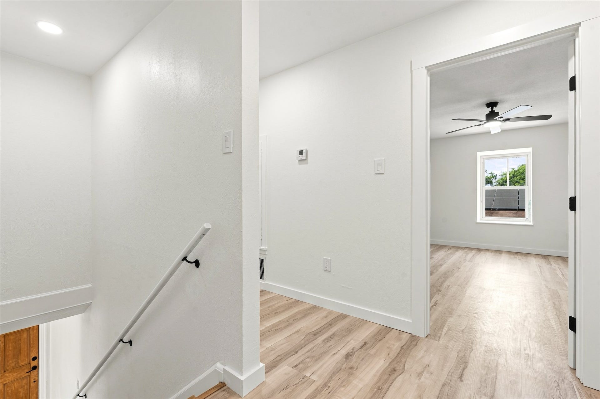 12217 Pine Lane, Dickinson, TX 77539 Second floor landing