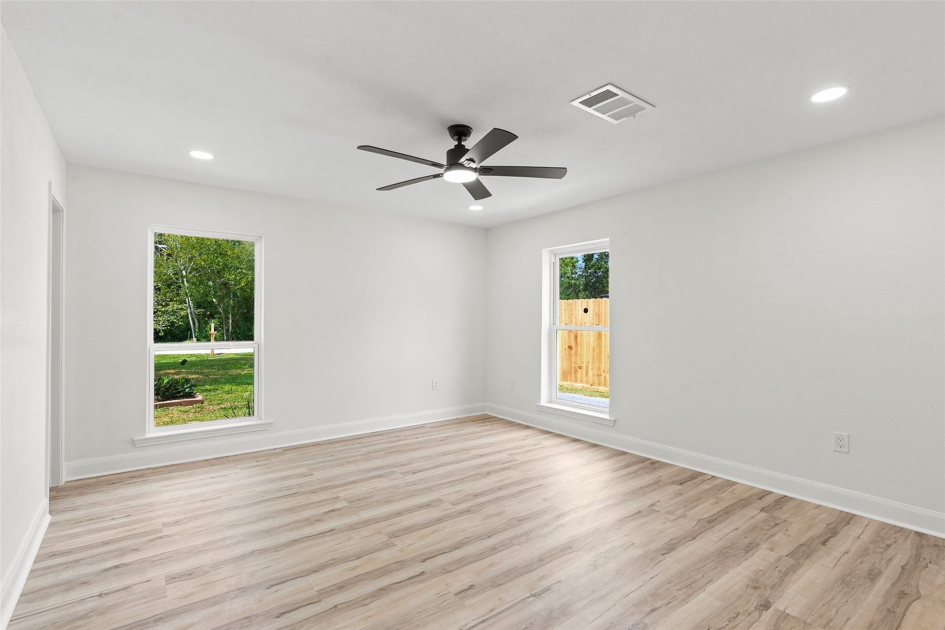 12217 Pine Lane, Dickinson, TX 77539 Bedroom with en-suite bathroom downstairs