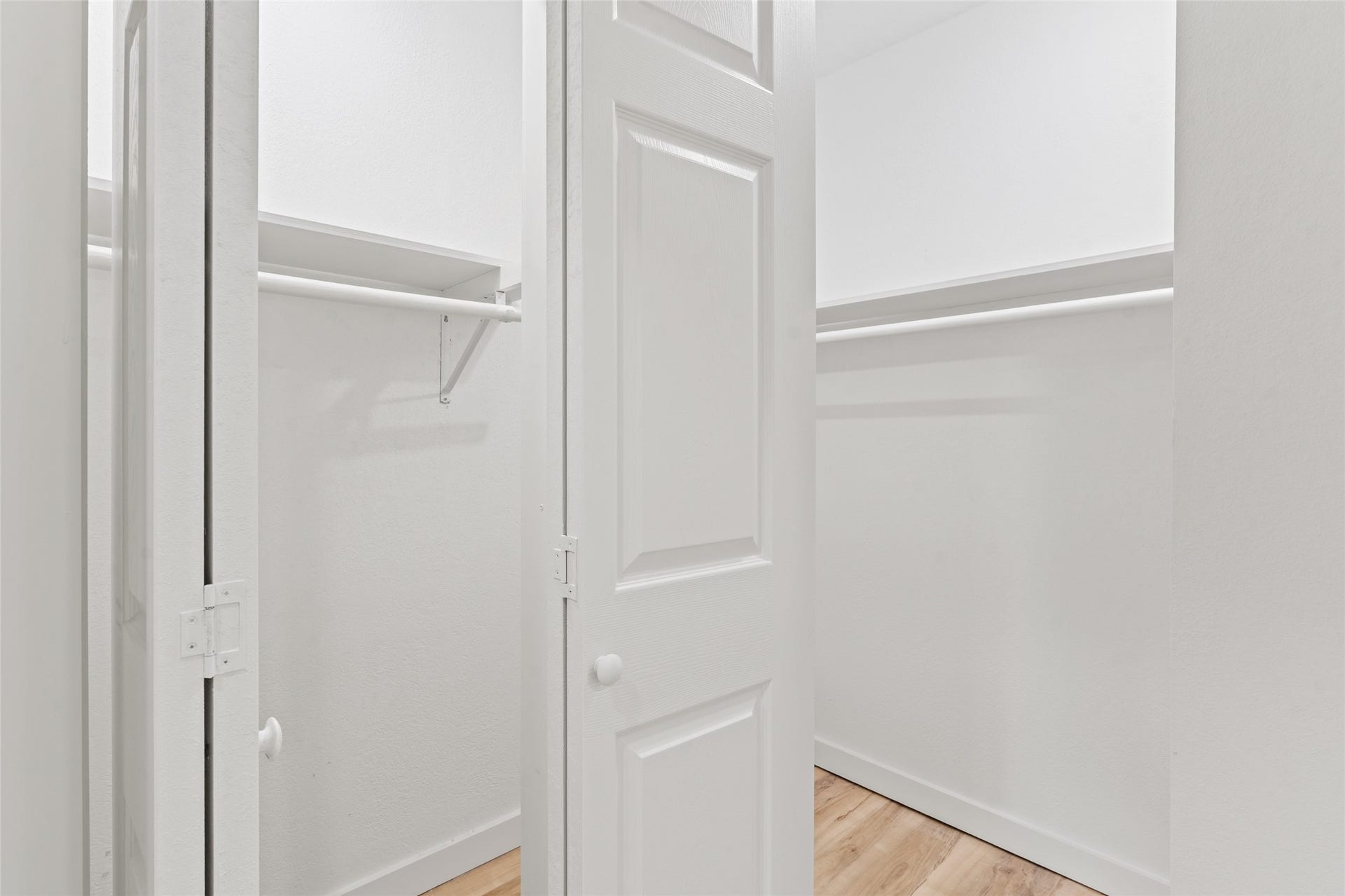 12217 Pine Lane, Dickinson, TX 77539 Primary closet