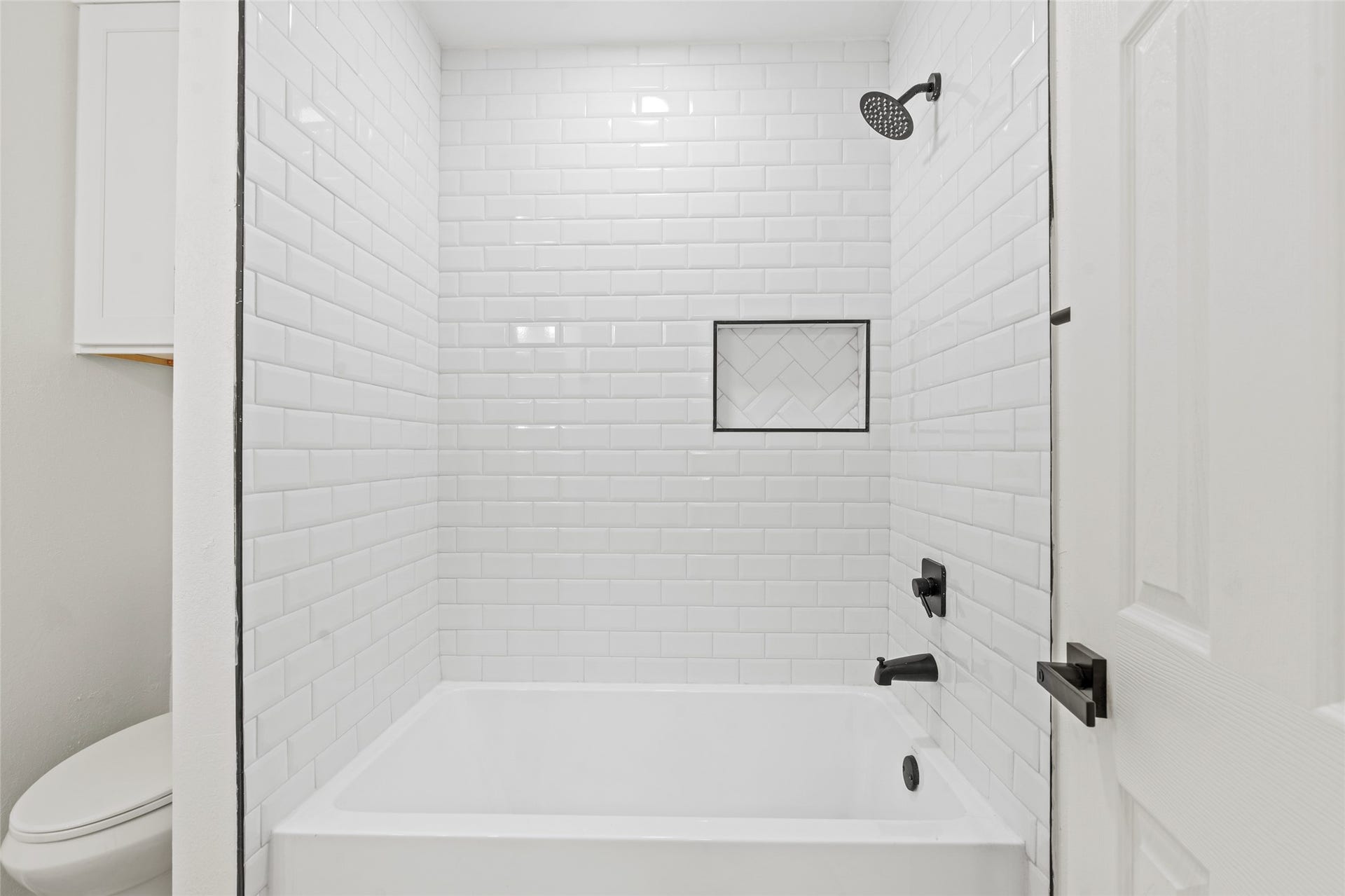 12217 Pine Lane, Dickinson, TX 77539 Second floor hall bathroom
