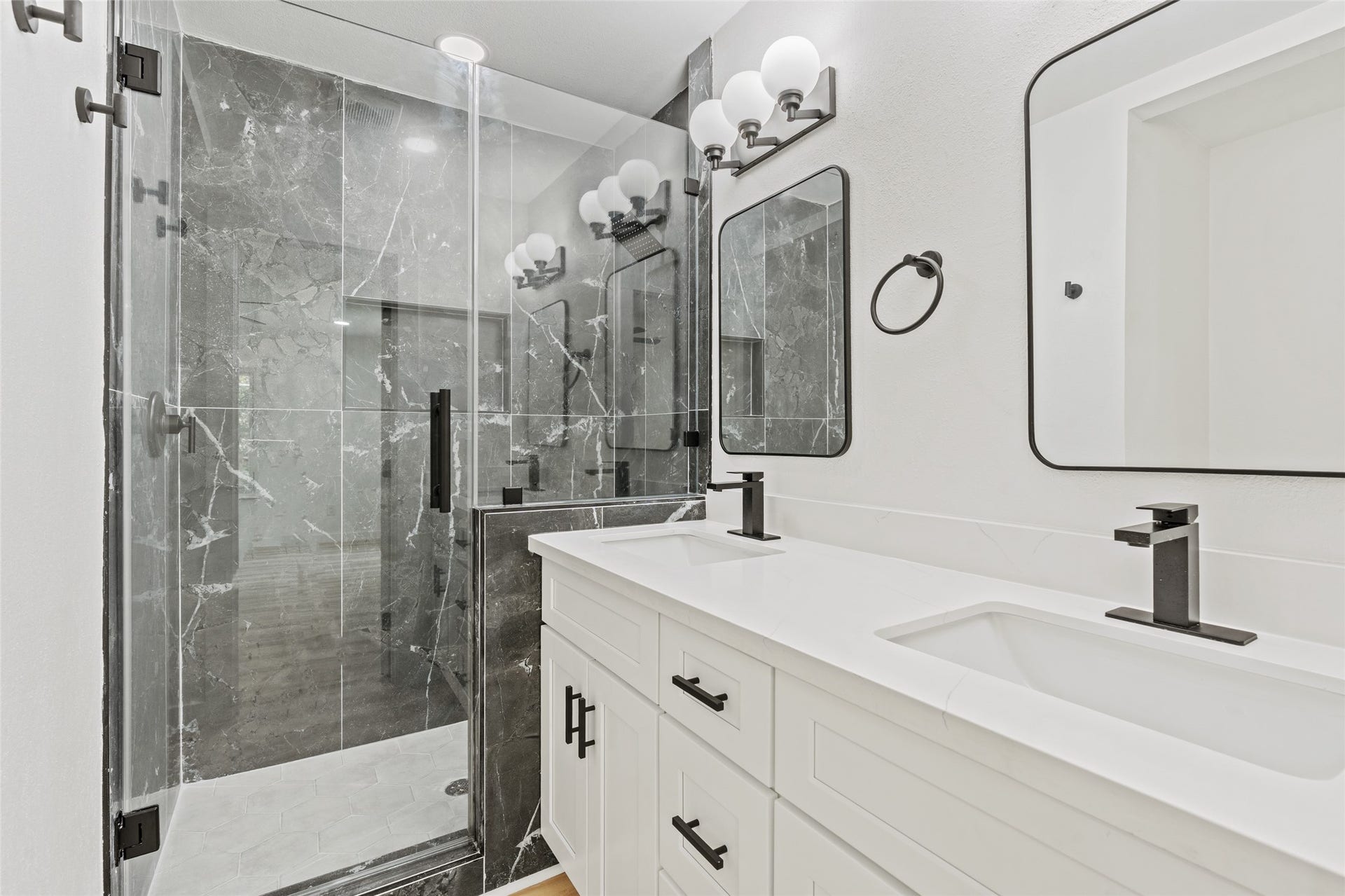 12217 Pine Lane, Dickinson, TX 77539 Primary ensuite bathroom