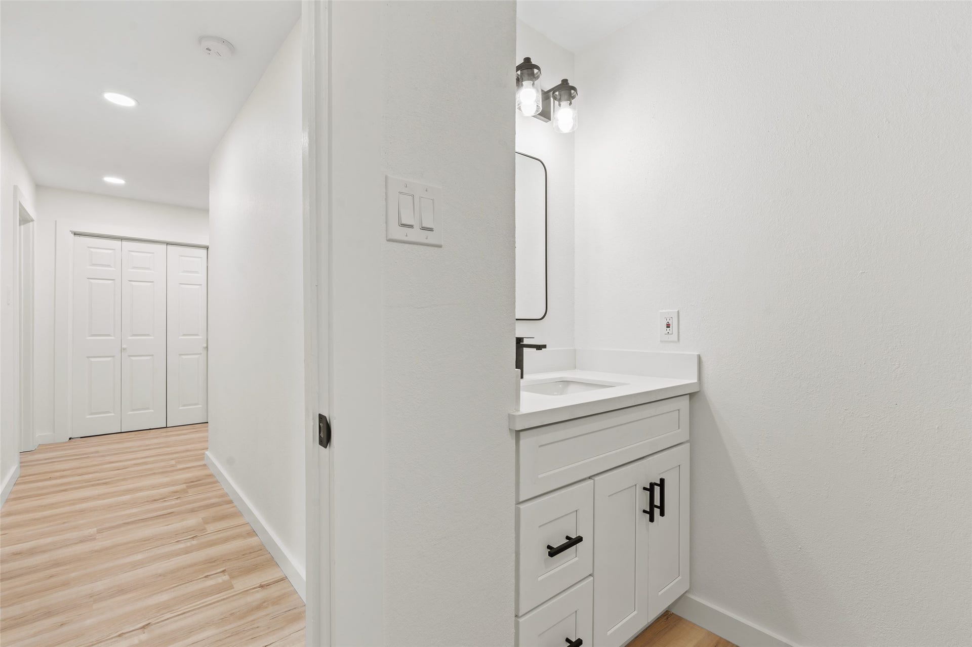 12217 Pine Lane, Dickinson, TX 77539 Second floor hall bathroom