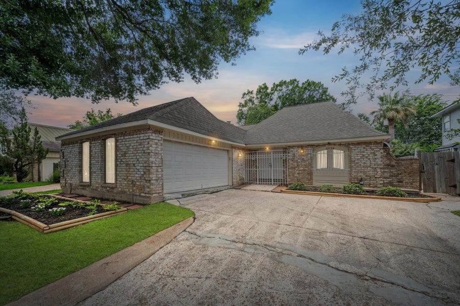 Property photo for 2934 Ashford Trail Drive, Houston, TX