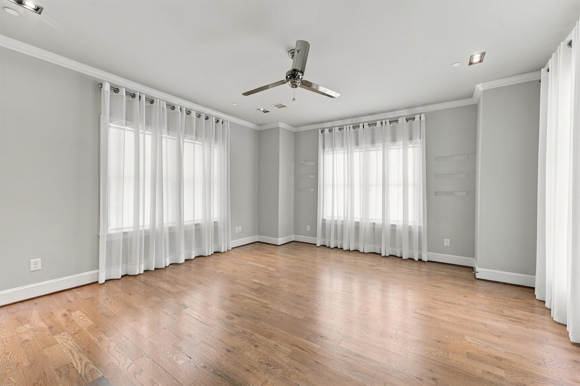 1306 Castle Court, Houston, TX 77006 Fourth-floor bedroom with windows on three sides, its own bath and the terrace just outside