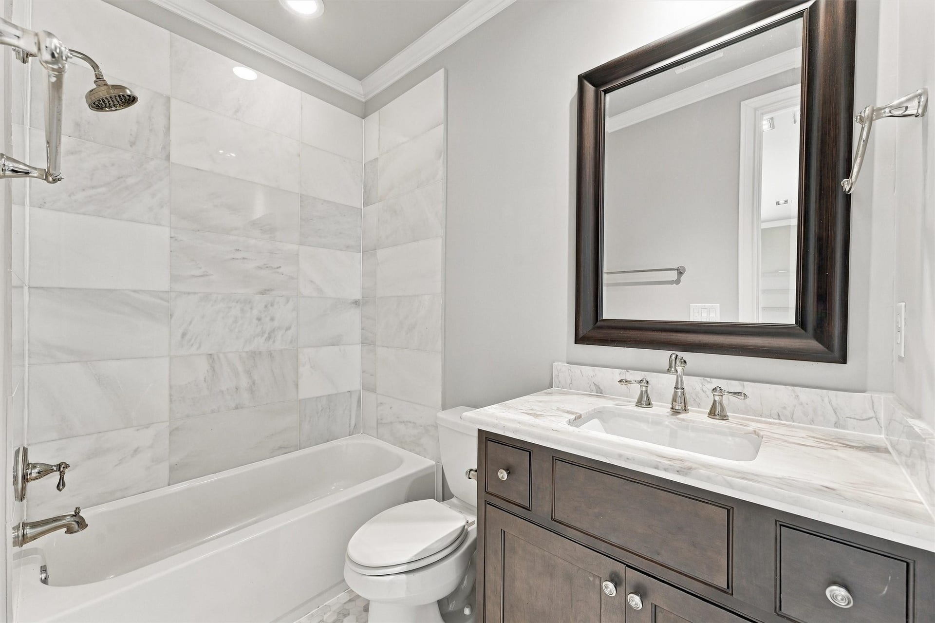 1306 Castle Court, Houston, TX 77006 Fourth-floor bath with a marble-surround tub and shower
