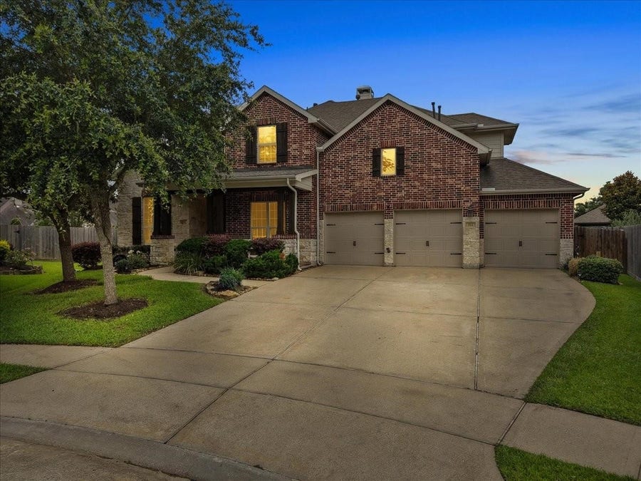 Property photo for 904 Cozy Hollow Court, Friendswood, TX