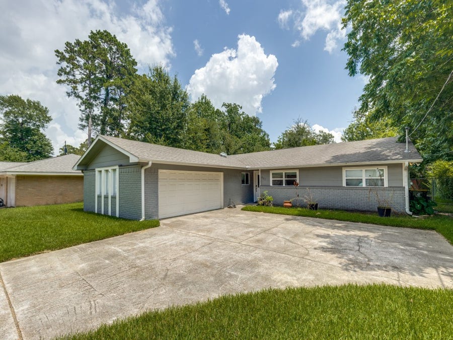 Property photo for 407 Lilly Boulevard, Conroe, TX