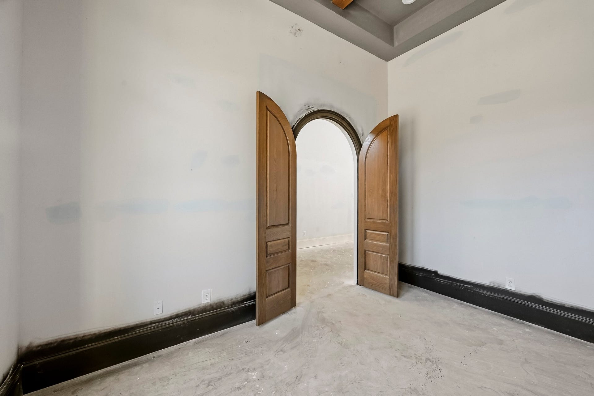6618 Sivley Street, Hockley, TX 77055 Elegant arched double doors add a touch of sophistication to this spacious study, enhanced by high ceilings and neutral tones!