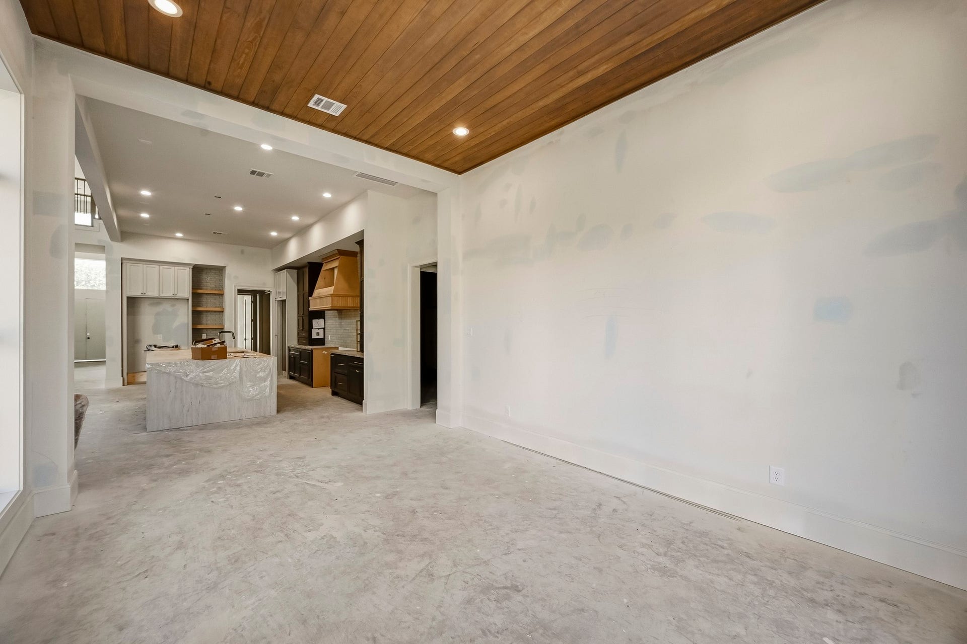 6618 Sivley Street, Hockley, TX 77055 13' ceilings make the space feel spectacular!