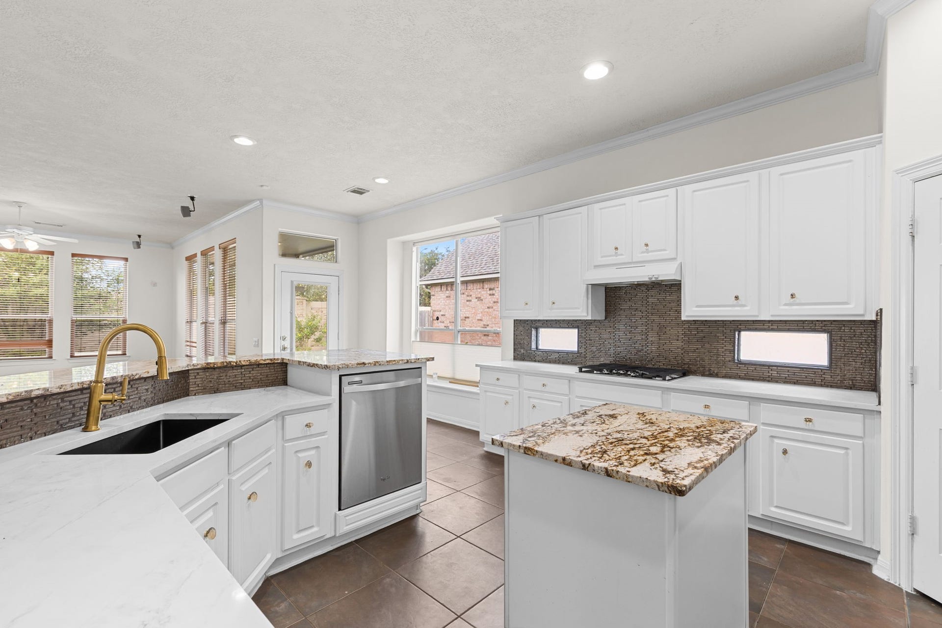 2404 S Venice Drive, Pearland, TX 77581 2404 S Venice Drive, Pearland, TX 77581