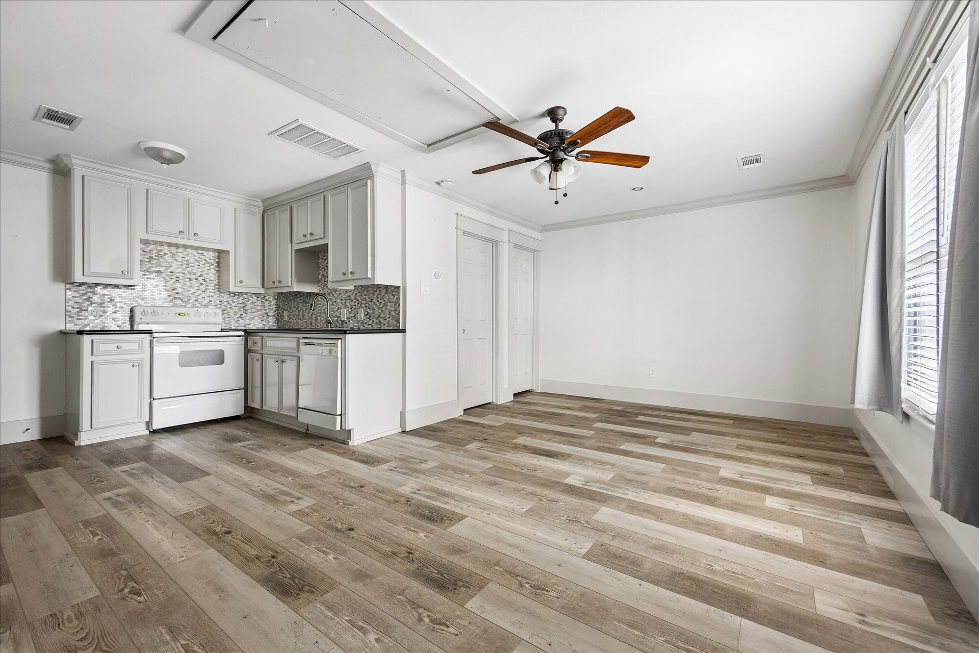 1332 W 21st Street, #B, Houston, TX 77008 A finished apartment above the garage offers flexible additional living space, complete with a kitchenette and abundant natural light.