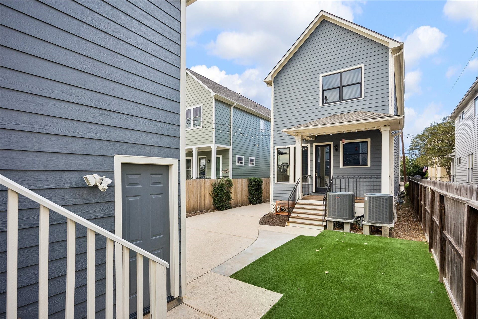 1332 W 21st Street, #B, Houston, TX 77008 From the opposite perspective, the courtyard connects the main residence and detached garage, creating a practical and inviting outdoor setting.