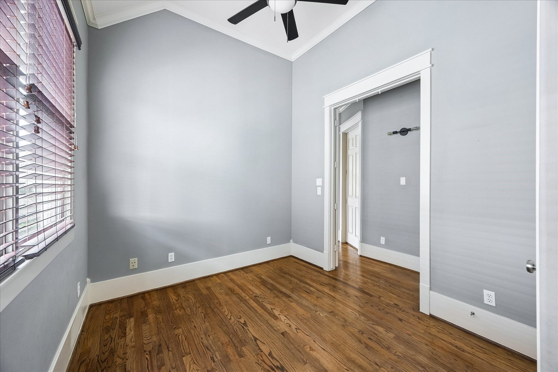 1332 W 21st Street, #B, Houston, TX 77008 A third upstairs bedroom offers a comfortable, versatile space with access to the shared Jack-and-Jill bathroom.