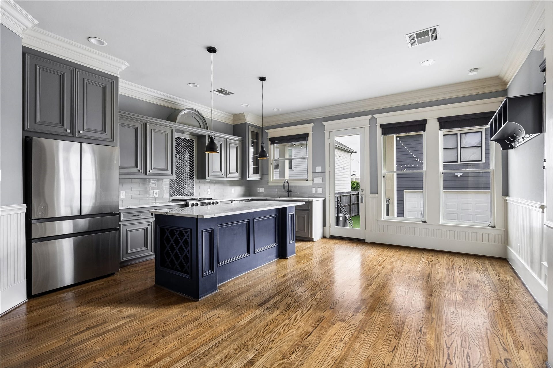 1332 W 21st Street, #B, Houston, TX 77008 Generous windows and a glass exterior door fill the kitchen and adjoining breakfast area with natural light.