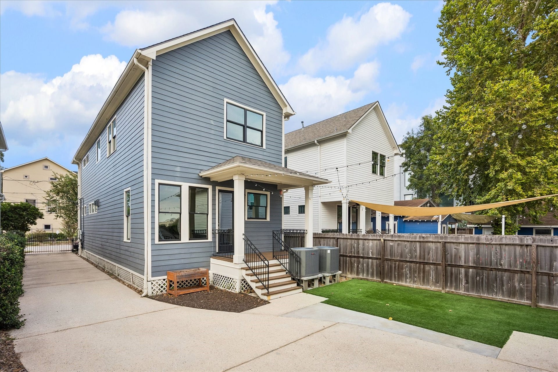 1332 W 21st Street, #B, Houston, TX 77008 A private, low-maintenance outdoor space offers a lovely setting for relaxing or entertaining, complete with turf and overhead string lighting.