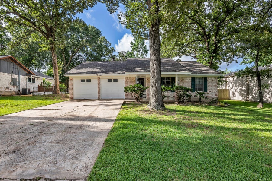 Property photo for 168 Greenleaf Lane, Conroe, TX