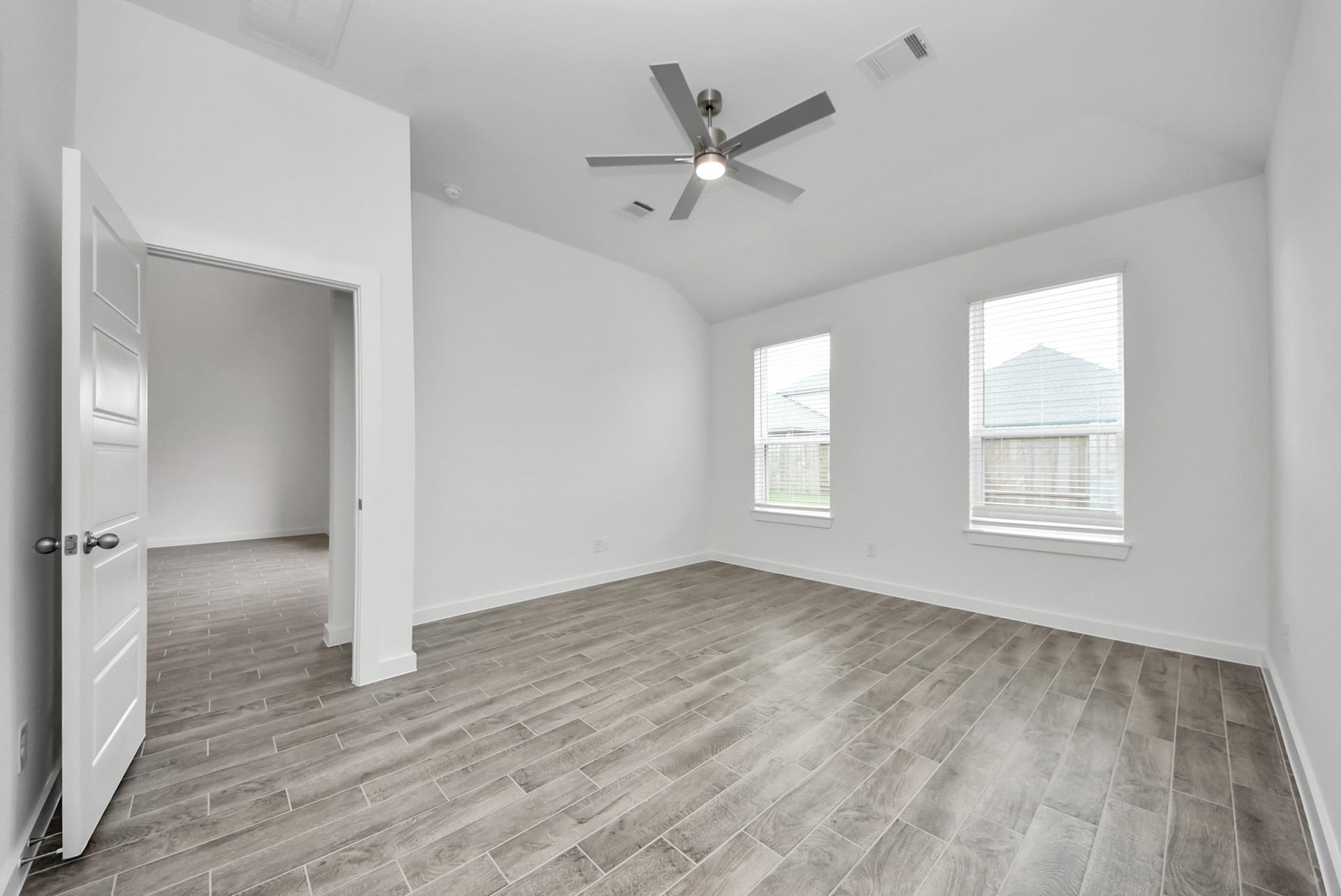 11119 Rose River Drive, Houston, TX 77044 Escape and relax in the exquisite primary suite, a haven to unwind after a long day.