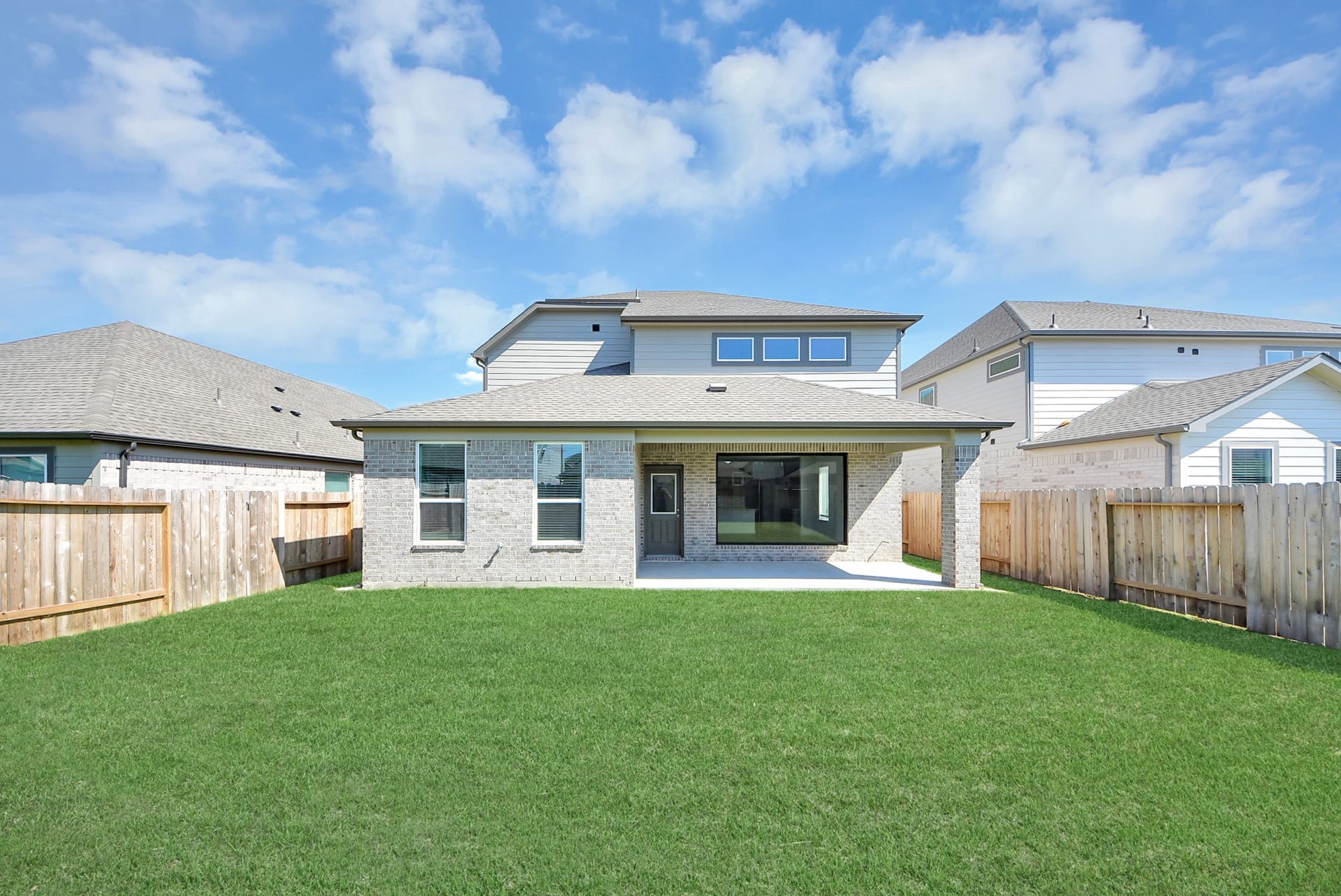 11119 Rose River Drive, Houston, TX 77044 Discover the expansive backyard and its inviting covered patio a perfect haven for both playtime for the kids and relaxation for adults. This outdoor space is an ideal canvas for your outdoor living dreams, complete with room for patio furniture, a BBQ pit, and endless possibilities for creating your own personalized oasis. Note: sample product photo. Actual exterior and interior selections may vary by homesite.