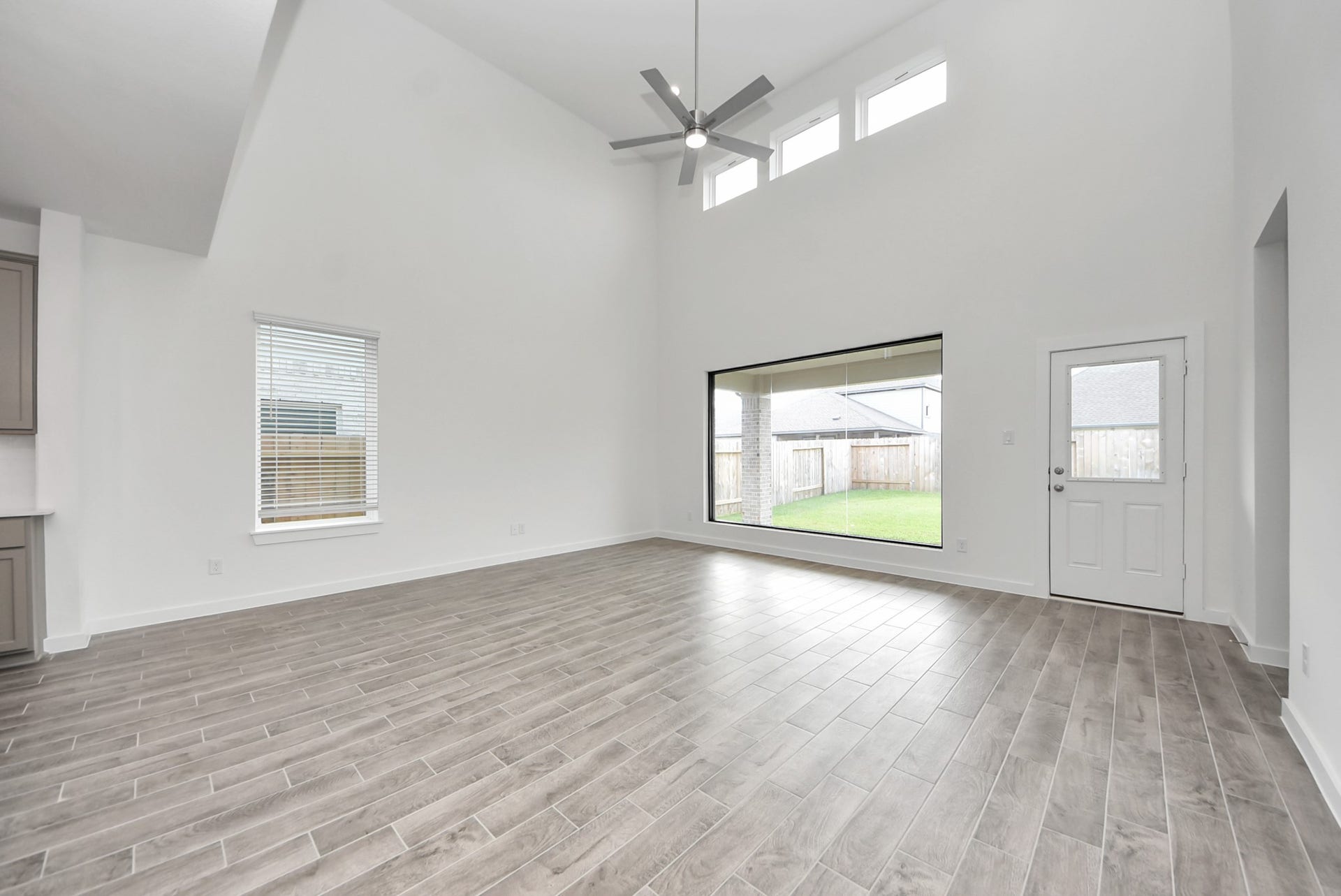 11119 Rose River Drive, Houston, TX 77044 Welcome family and guests to your charming living room! With its high ceilings, recessed lighting, ceiling fan, custom paint, beautiful flooring, and large windows that let in abundant natural light, this room is perfect for gatherings.