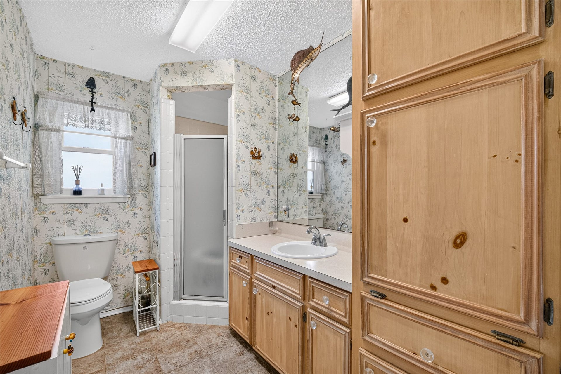 Main floor full bathroom with plenty of linen closet space