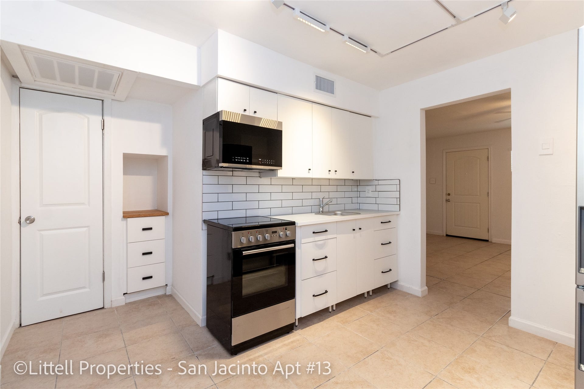 3817 Fannin Street, #13, Houston, TX 77004 Cute, light and bright kitchen