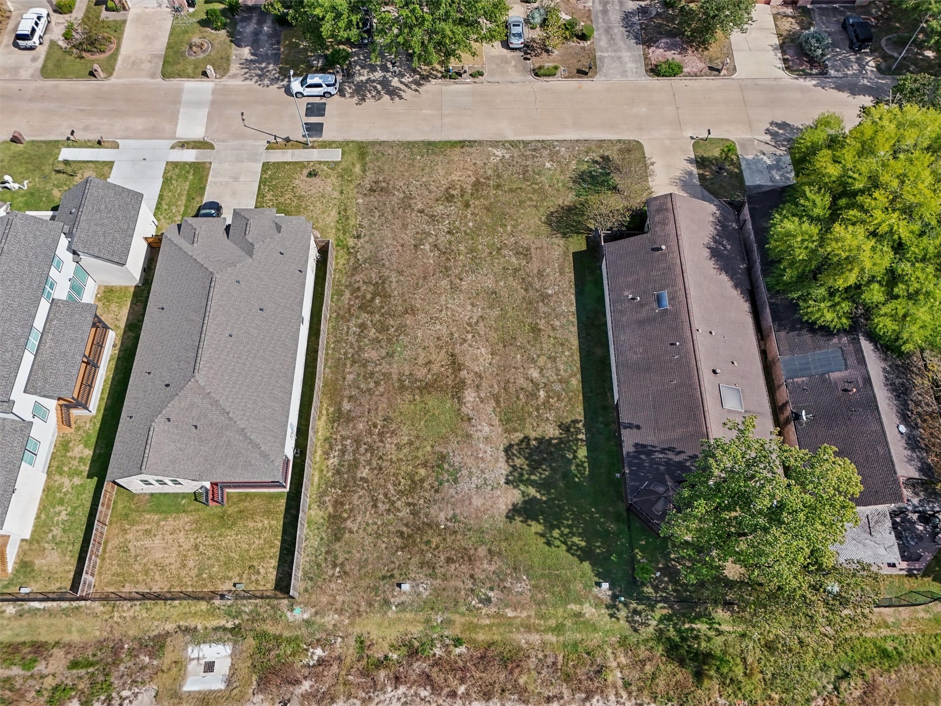 7713 Green Lawn Drive, Houston, TX 77088 Nestled between established homes in an existing neighborhood, this vacant lot provides a beautiful blank canvas to design your ideal home and outdoor living space. Your vision, your dream home, your future starts here!