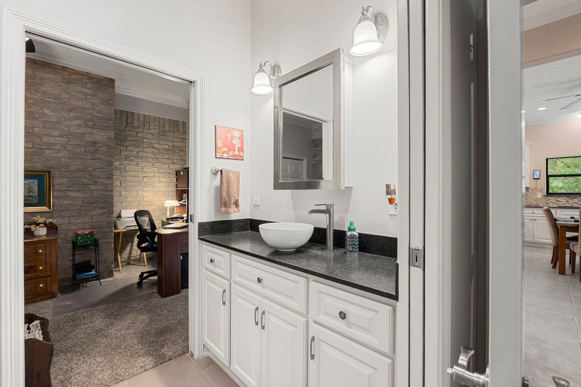 11956 White Oak Crossing, Conroe, TX 77385 Guest house bathroom offers shared access for both bedrooms.