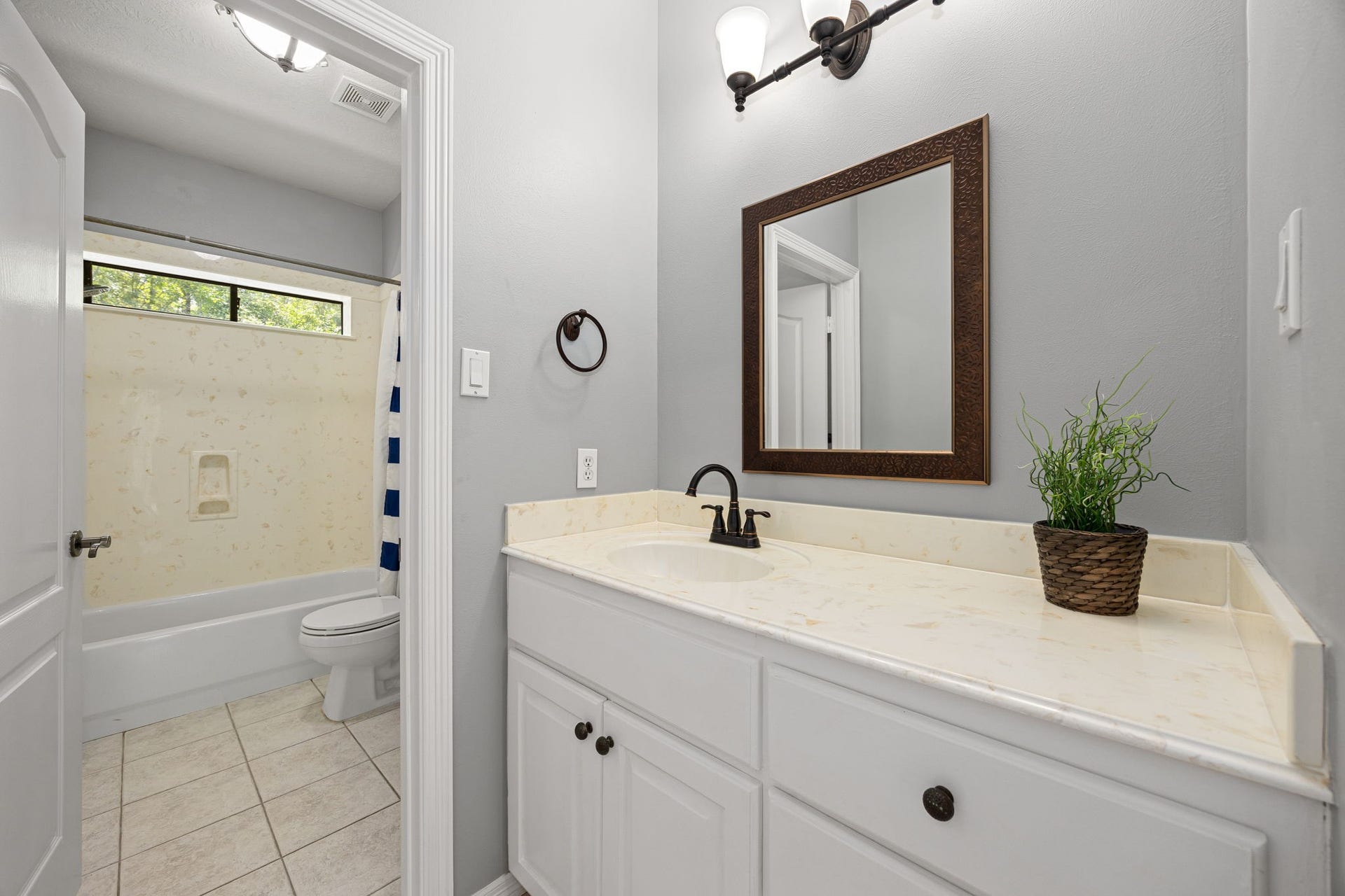 11956 White Oak Crossing, Conroe, TX 77385 Second vanity is accessed from the hallway.