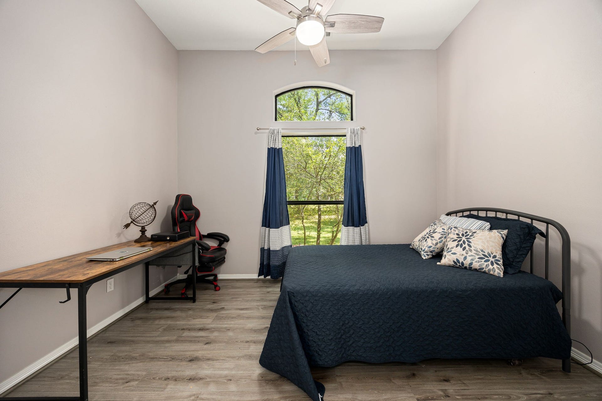 11956 White Oak Crossing, Conroe, TX 77385 Spacious downstairs bedroom 1