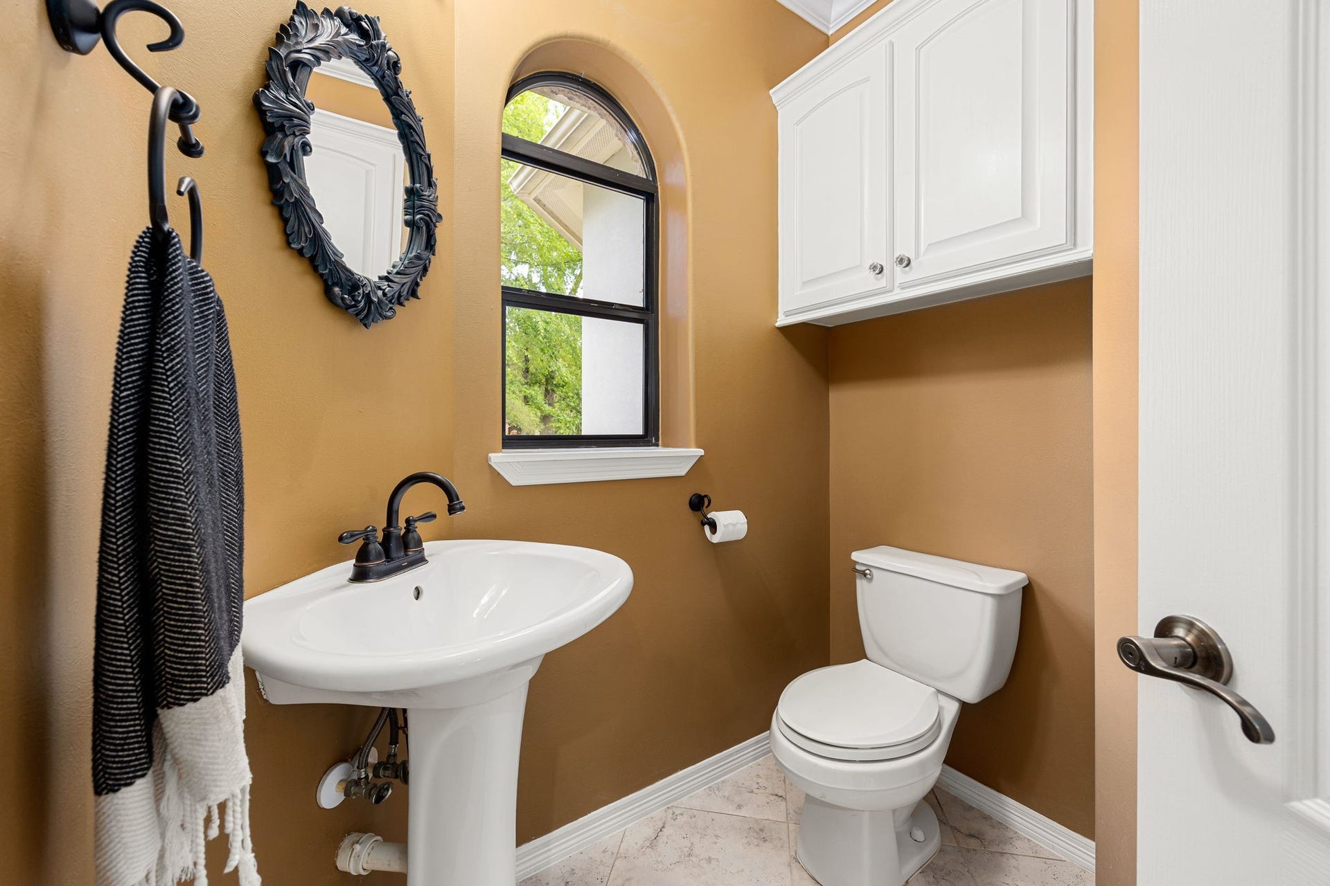 11956 White Oak Crossing, Conroe, TX 77385 Main house powder room, conveniently located adjacent to the laundry area.