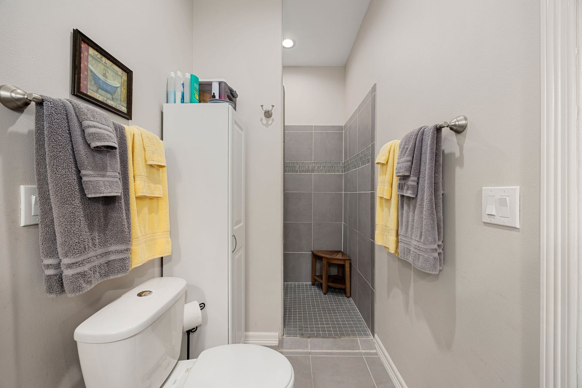 11956 White Oak Crossing, Conroe, TX 77385 Spacious walk-in shower with no step.