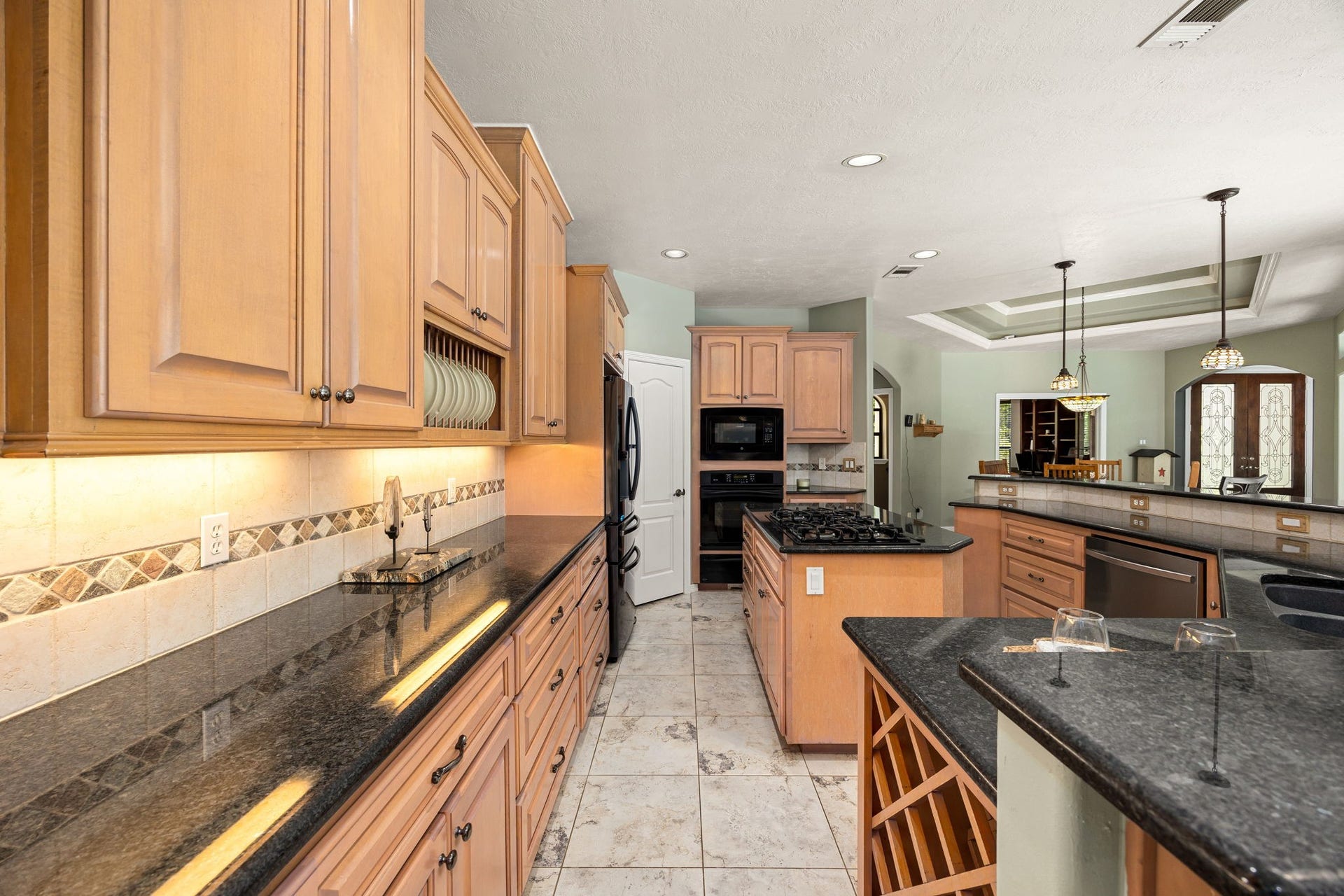 11956 White Oak Crossing, Conroe, TX 77385 Spacious kitchen featuring an abundance of cabinetry and extensive counter space.