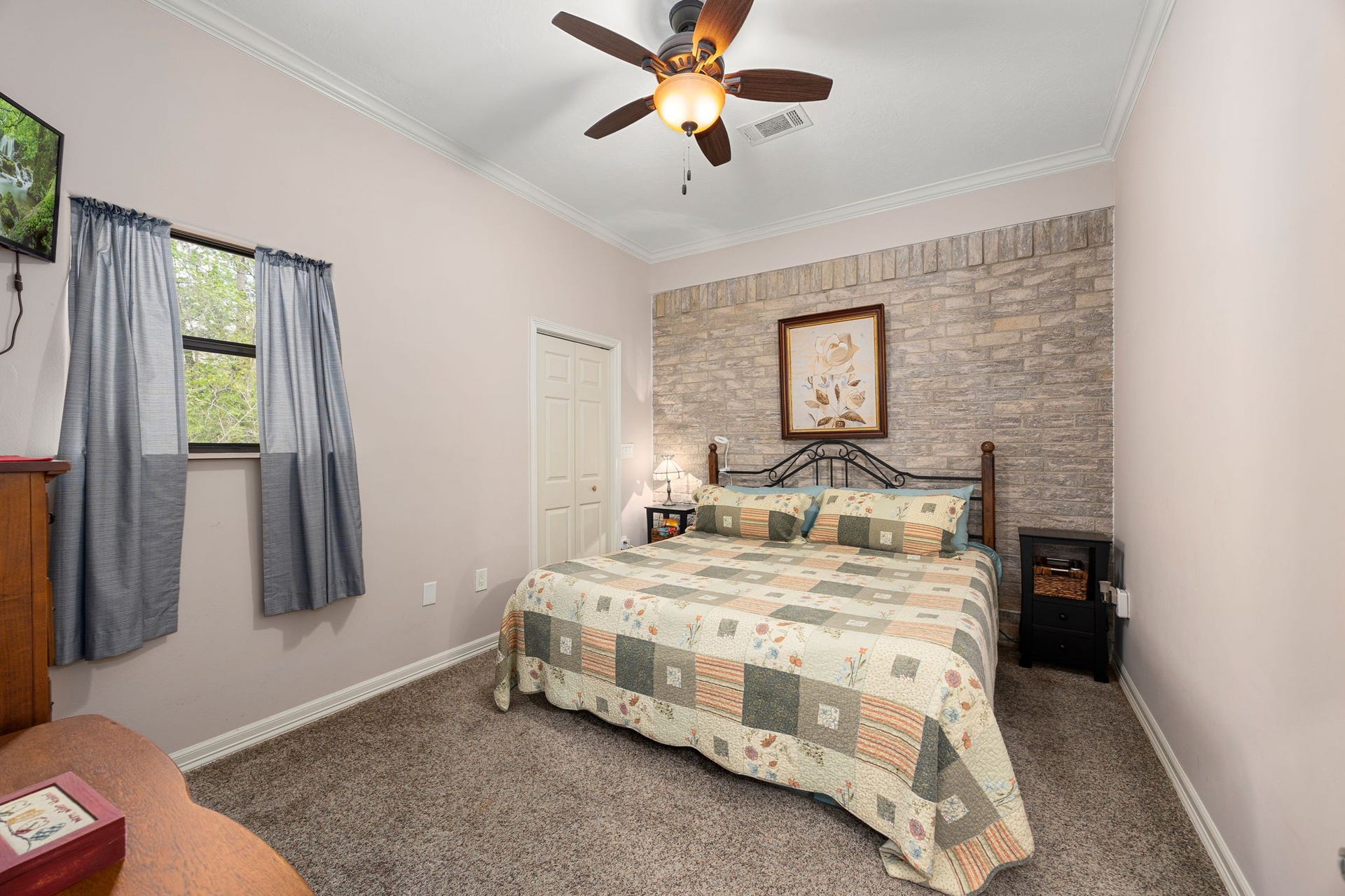11956 White Oak Crossing, Conroe, TX 77385 Guest house bedroom 1