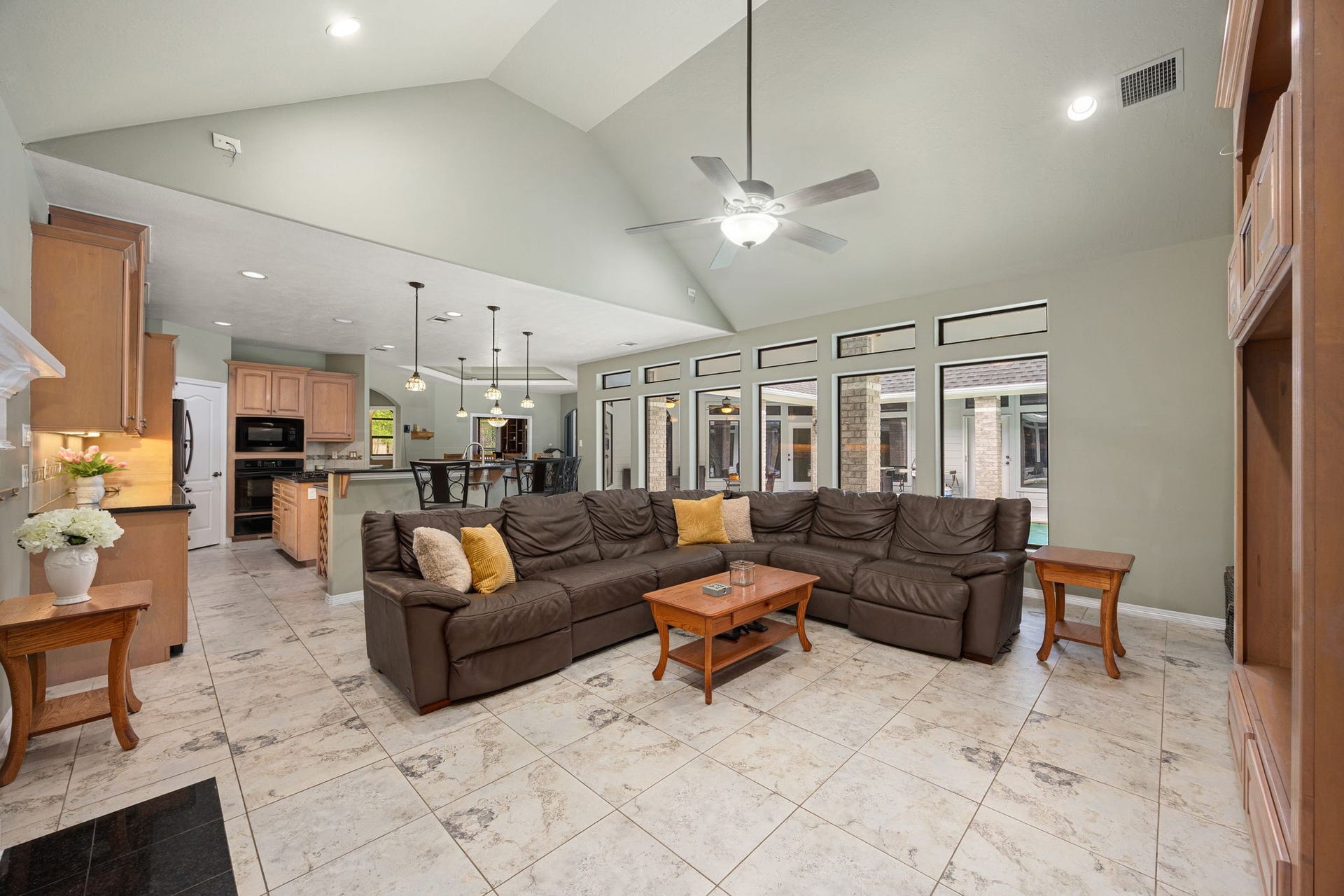 11956 White Oak Crossing, Conroe, TX 77385 Spacious family room conveniently located off the kitchen.