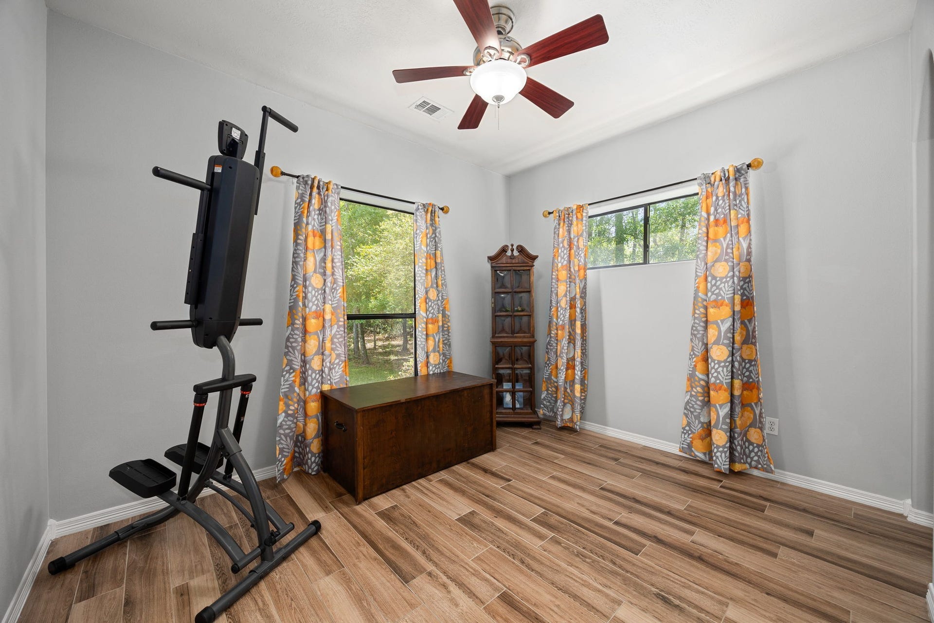 11956 White Oak Crossing, Conroe, TX 77385 Downstairs bedroom 2 featuring direct access to a Hollywood bathroom.