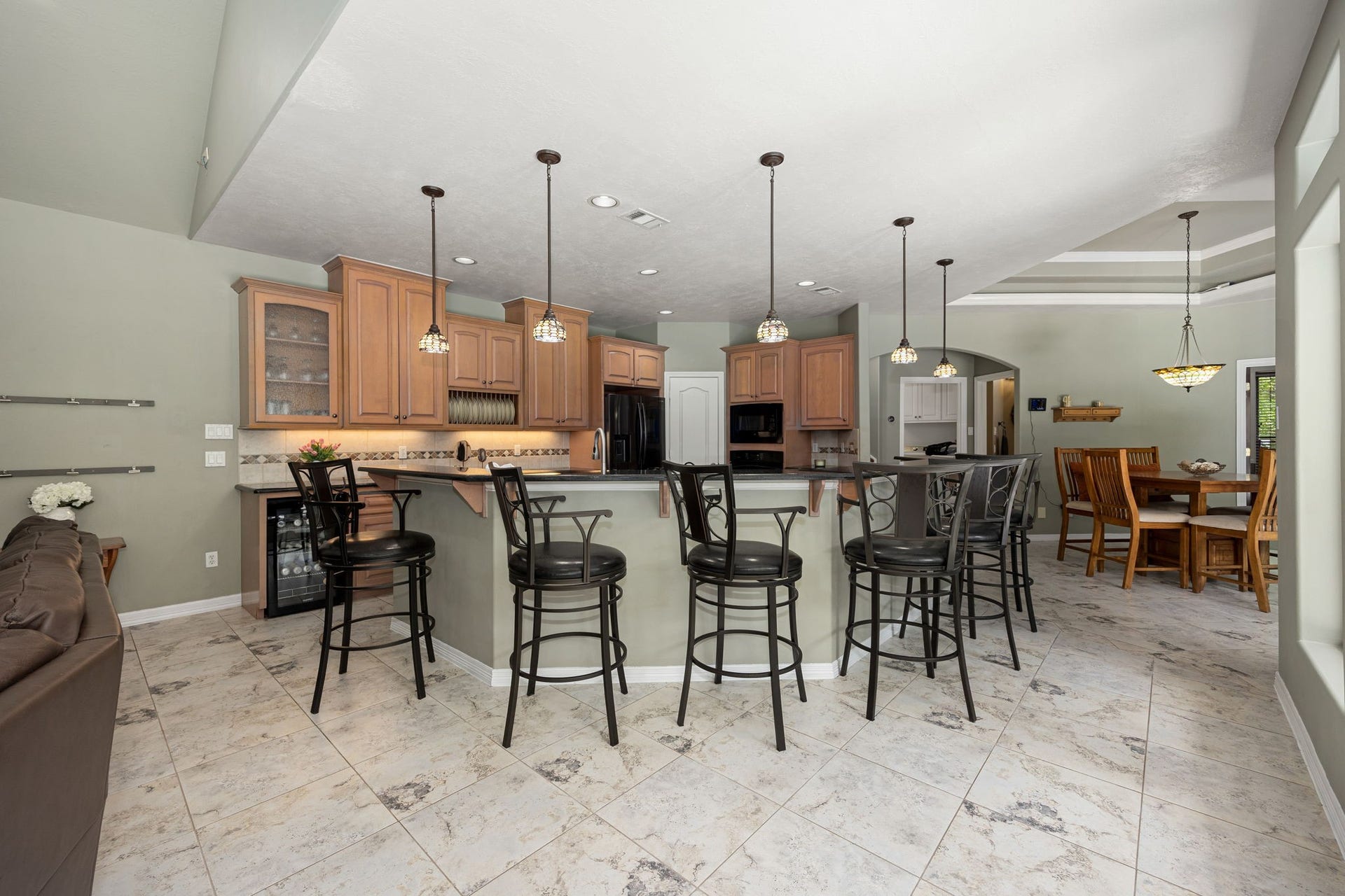11956 White Oak Crossing, Conroe, TX 77385 And convenient bar-height breakfast counter.